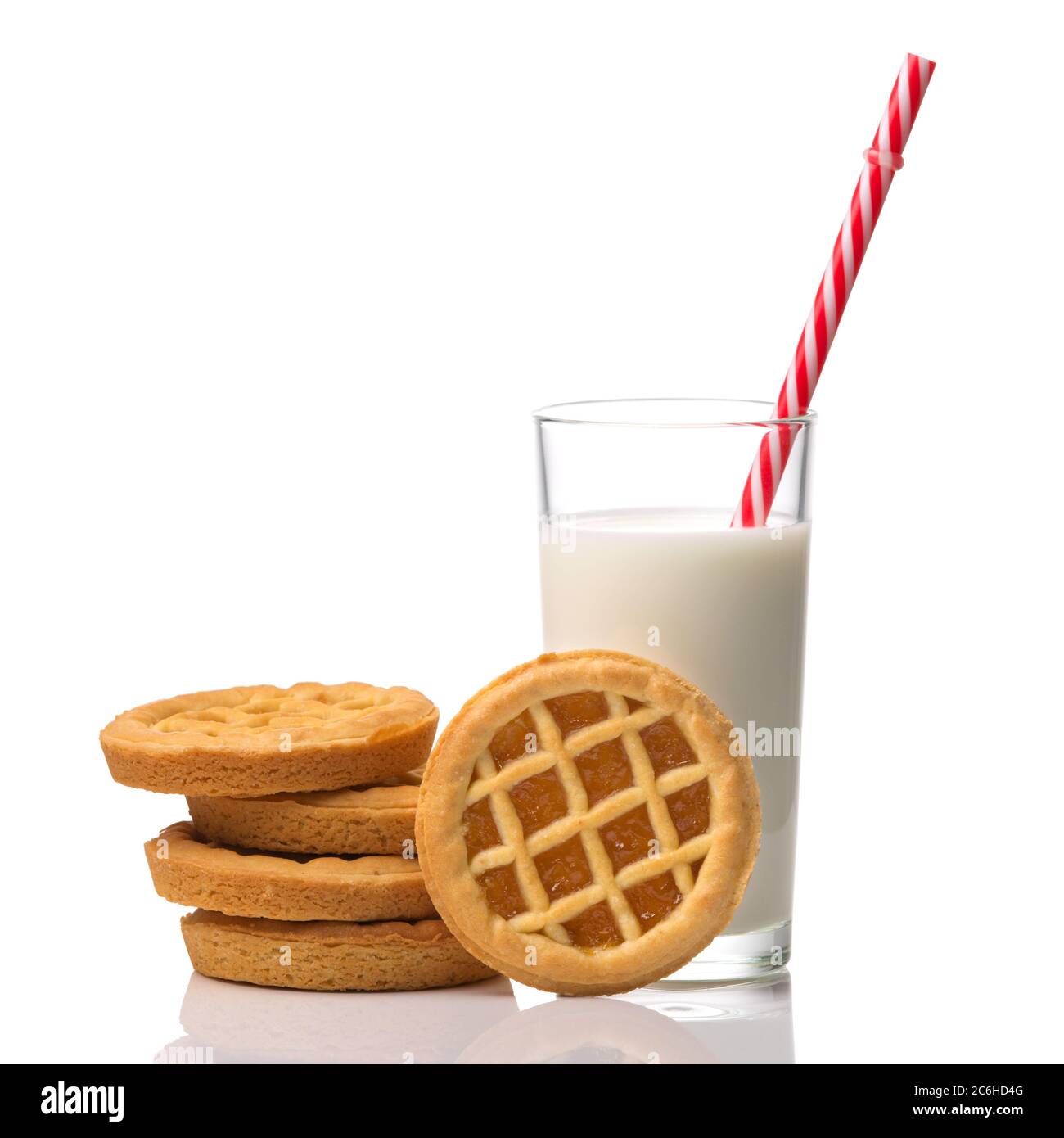 Kekse mit Marmelade und Glas frischer Milch isoliert auf weißem Hintergrund Stockfoto