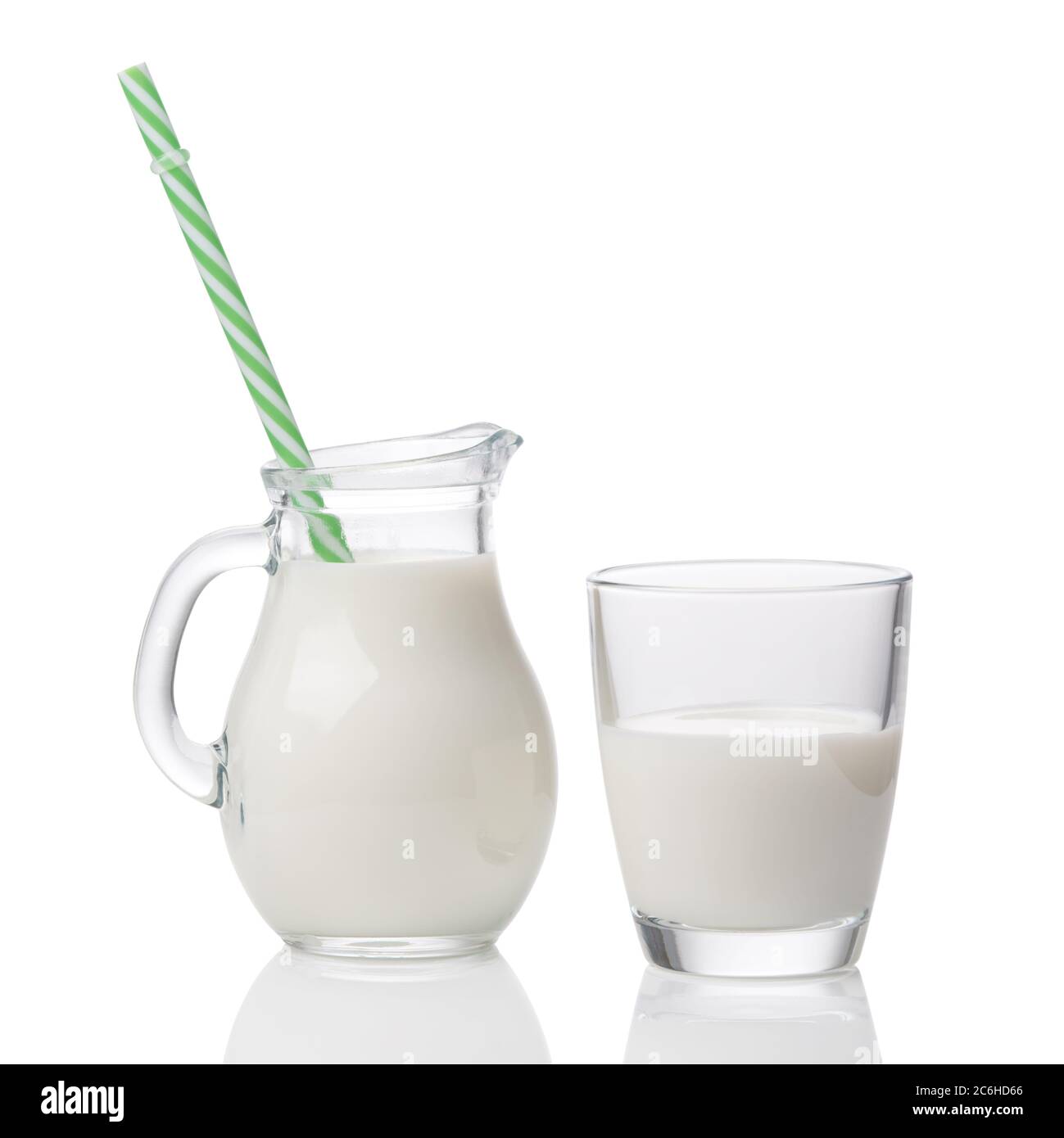 Glas und Krug mit frischer Magermilch mit Stroh isoliert auf weißem Hintergrund Stockfoto