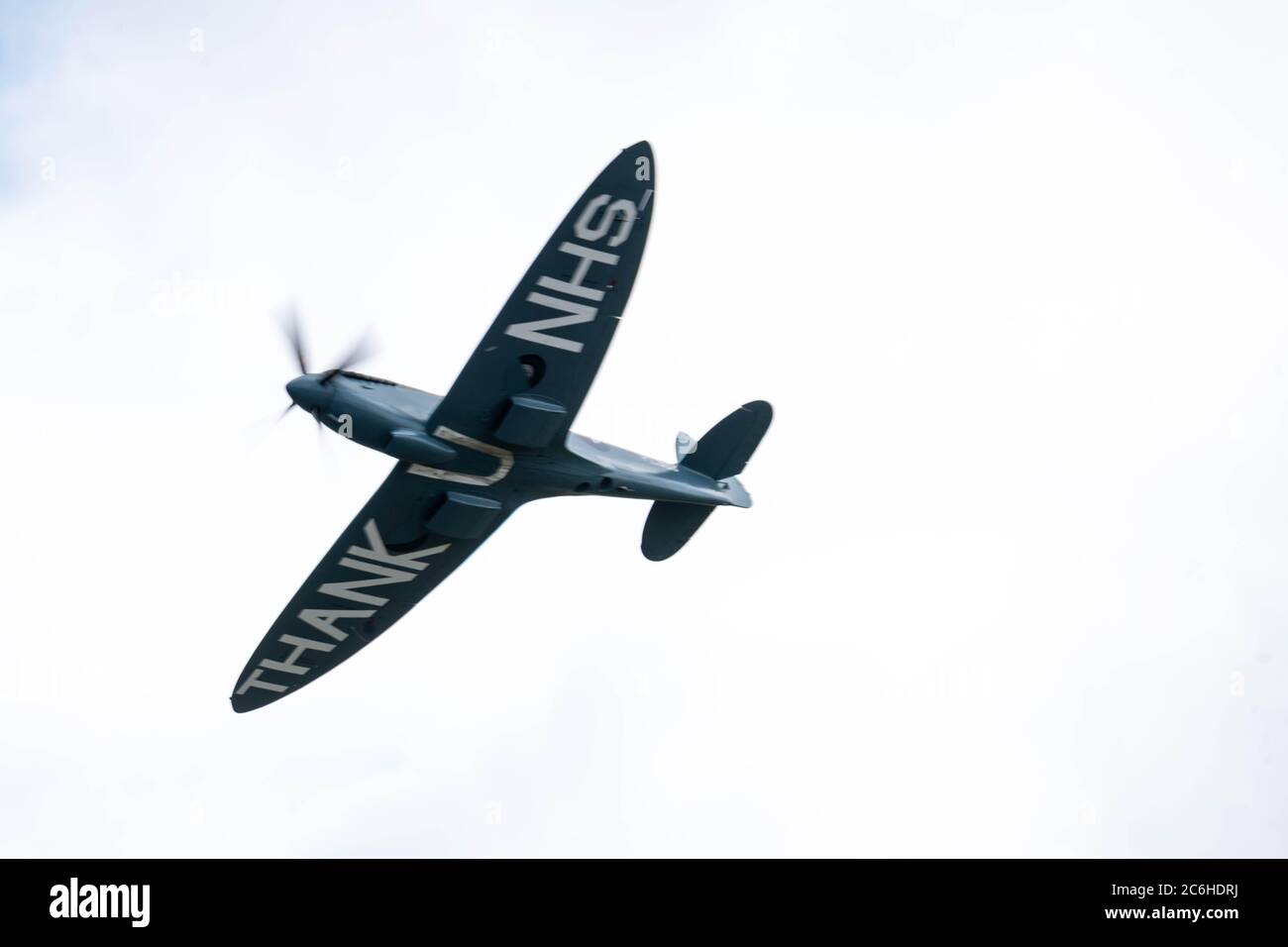 North Weald Essex, 10. Juli 2020 die 'NHS Spitfire' unternimmt im Rahmen einer Tour durch Krankenhäuser und andere Gesundheitsstandorte eine Flugreise an der Basis North Weald Air Ambalance vorbei. Es markiert auch den 80. Jahrestag der Schlacht von Großbritannien Kredit: Ian Davidson/Alamy Live News Stockfoto
