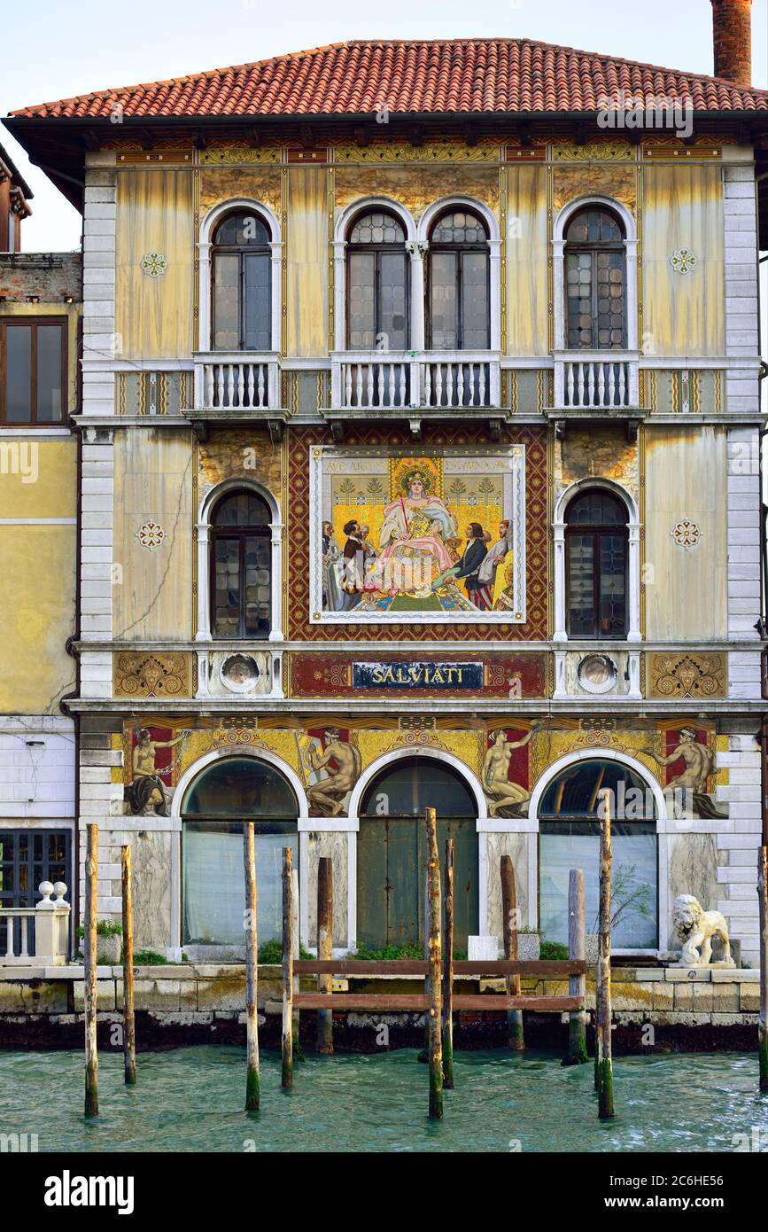 Die Fassade des Palazzo Salviati am Canal Grande, Venedig. Palazzo Salviati ist ein Gebäude aus dem 19. Jahrhundert mit Mosaiken, die die Produkte von Th Stockfoto