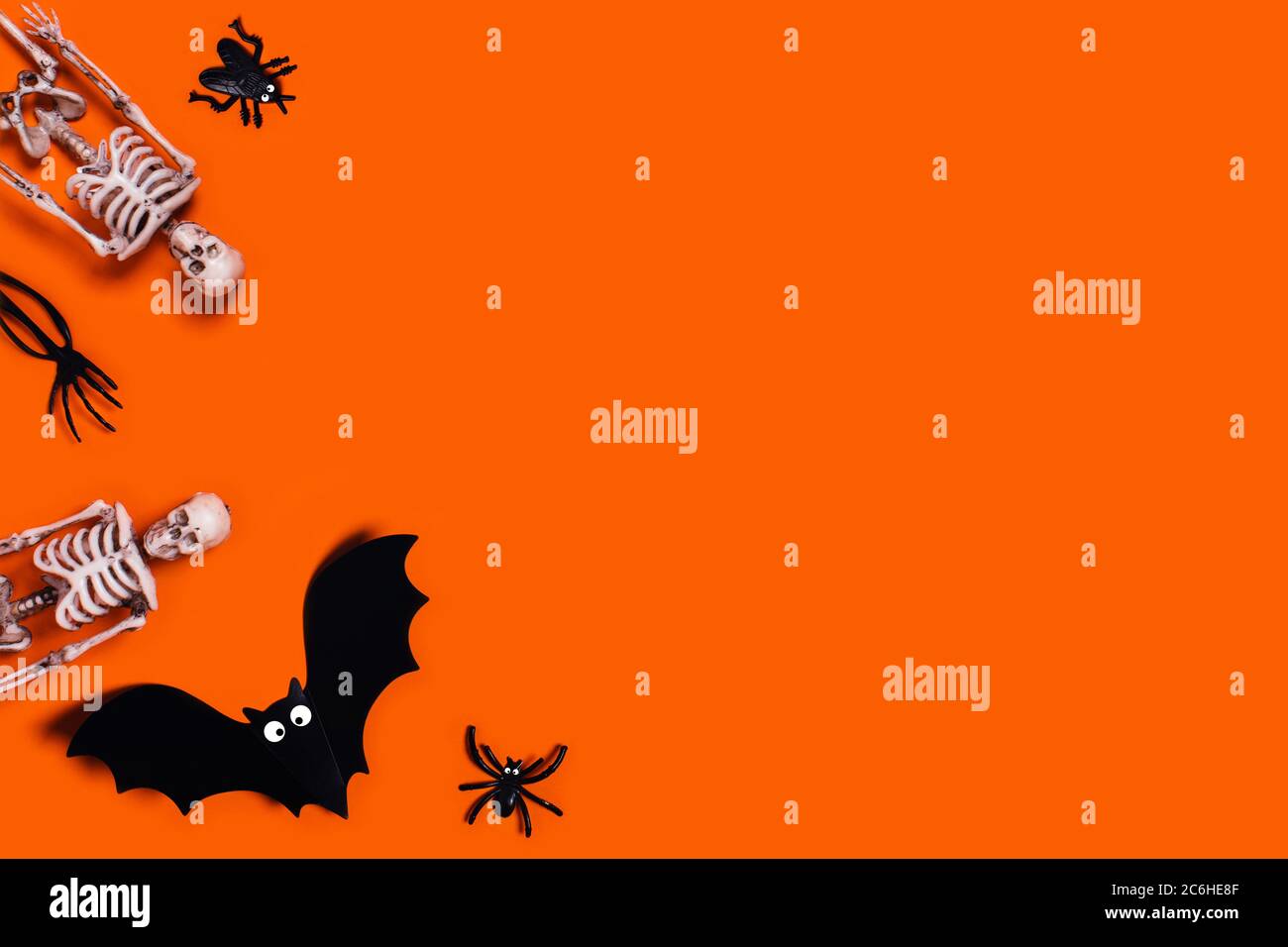 Halloween Deko flach Lay - orange Hintergrund mit Spinnen, Fledermaus, Skelette. Platzieren Sie Ihren Text. Stockfoto