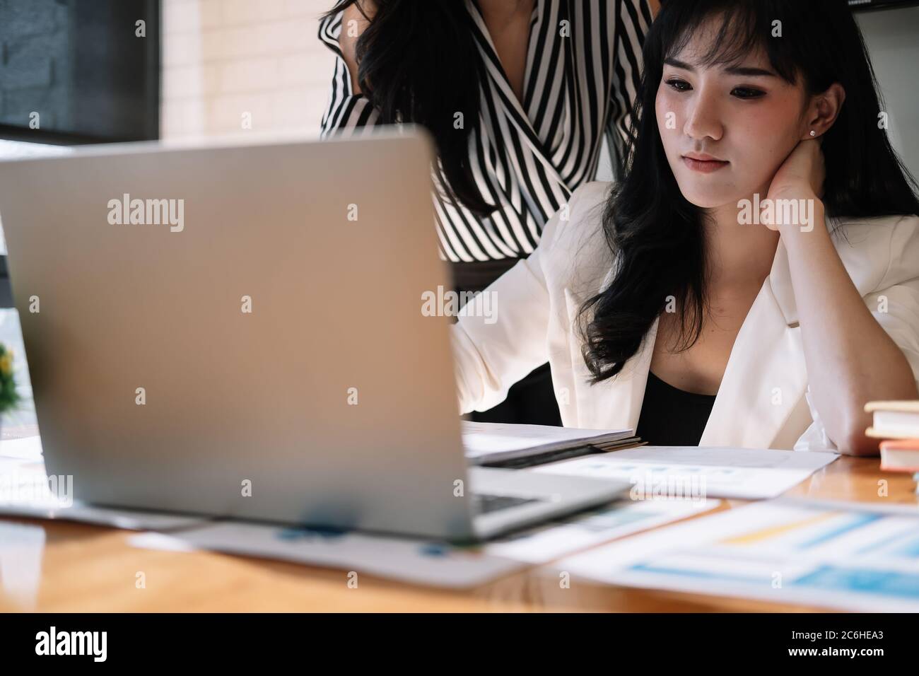 Business Team Analyse Finanzdokument am Arbeitsplatz - Corporate Organisation Meeting Konzept Stockfoto