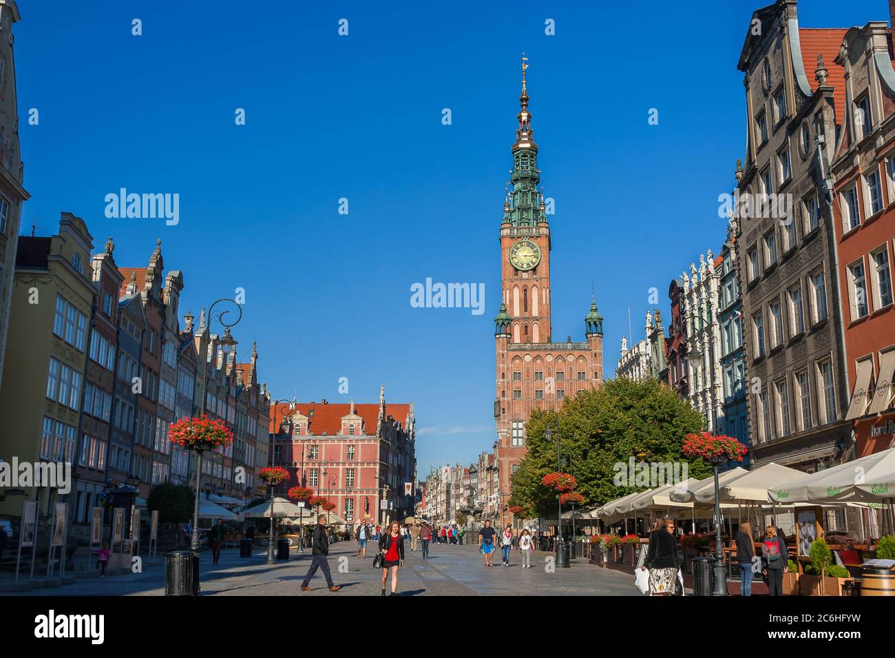 Danzig Altstadt: Lebendige Straßenszene in der Fußgängerzone des Long Market oder Dlugi Targ. Alte mittelalterliche Architektur und blauer Himmel Hintergrund Stockfoto