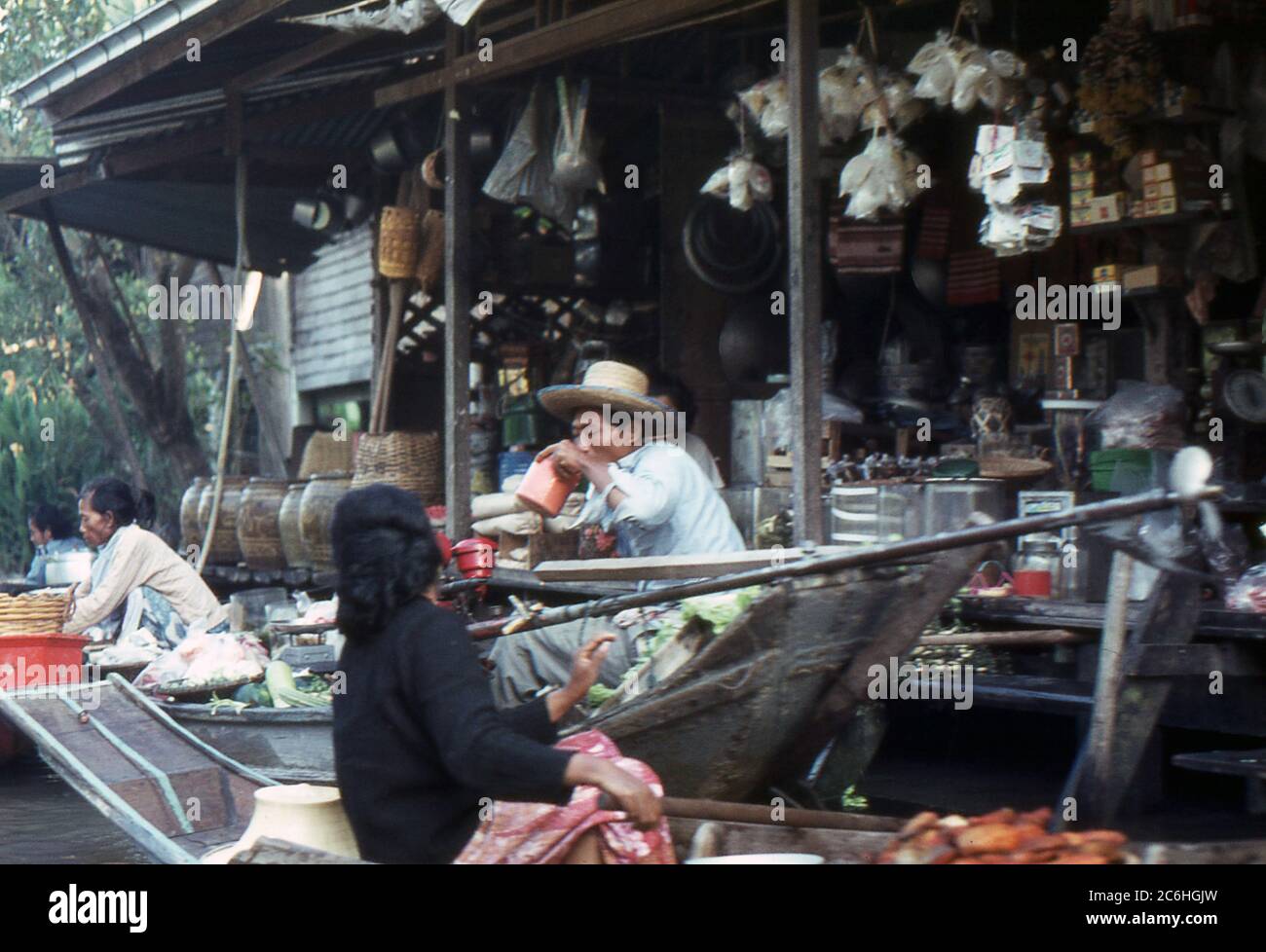 Bangkok, Thailand.1968. Ein Lebensmittelgeschäft auf einem schwimmenden Markt. Es wird eine große Auswahl an Waren zum Verkauf angeboten. Stockfoto