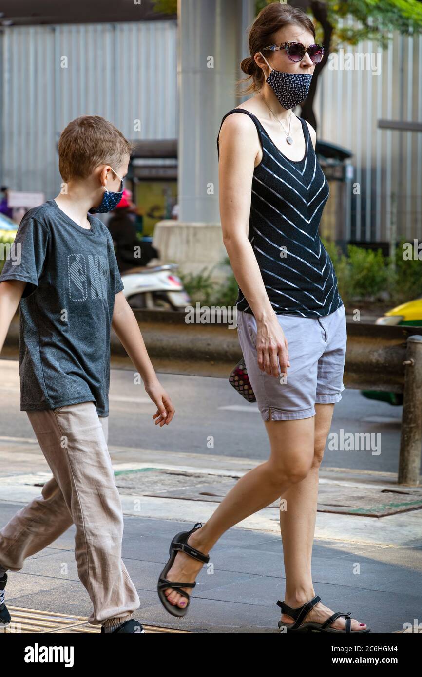 Mutter und Sohn mit Gesichtsmaske während der Pandemie 19, Bangkok, Thailand Stockfoto