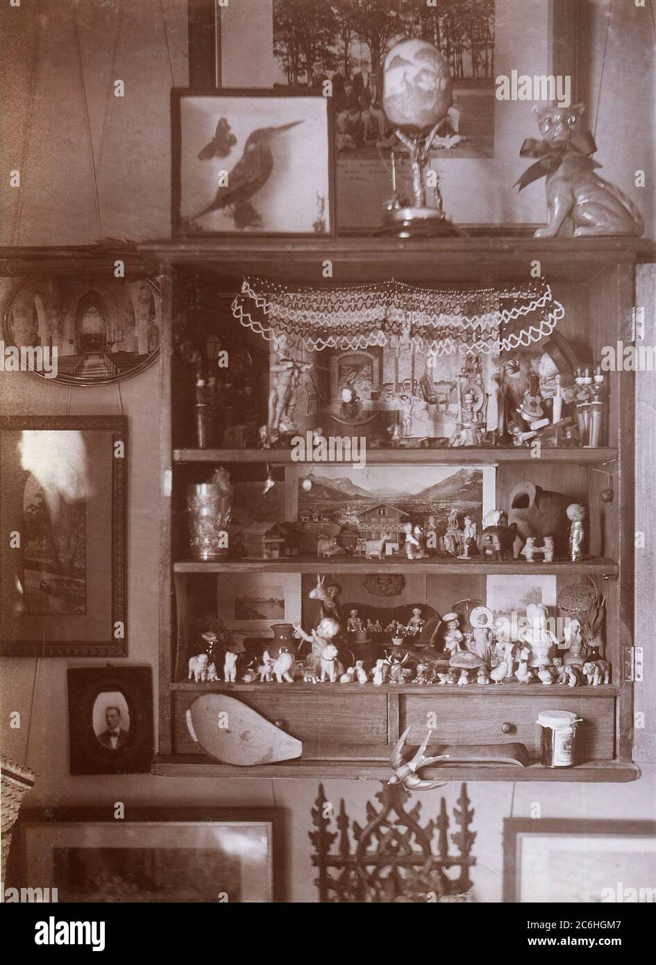 England. Mai 1901. Ein interessanter Schmuck- und Ausstellungsschrank. Auf den Regalen ist ein vielseitiges Sortiment an Artikeln angeordnet. Stockfoto