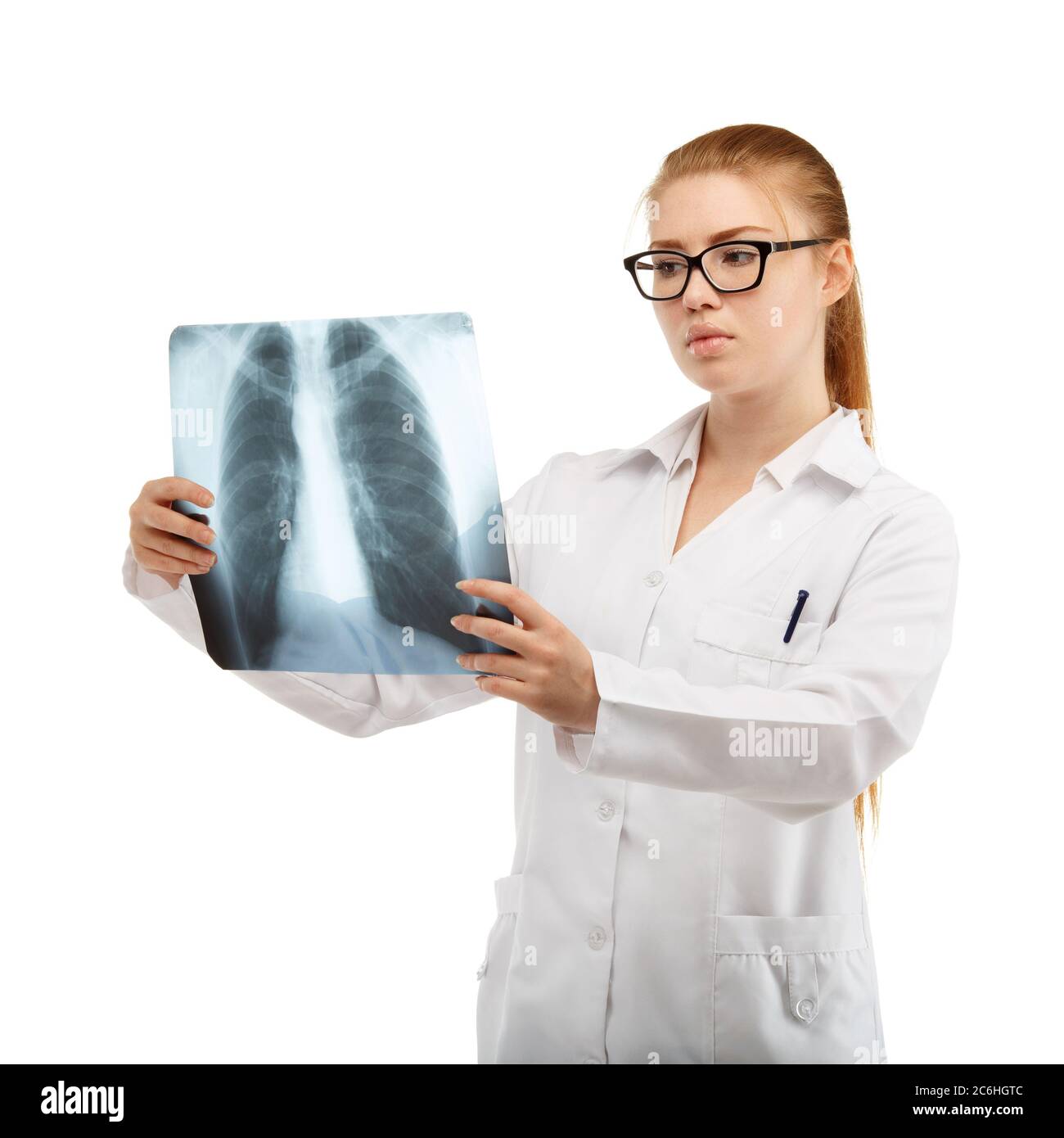 Junge schöne Frau Arzt inspiziert eine Röntgenaufnahme der Brust und Wirbelsäule isoliert auf weißem Hintergrund Stockfoto