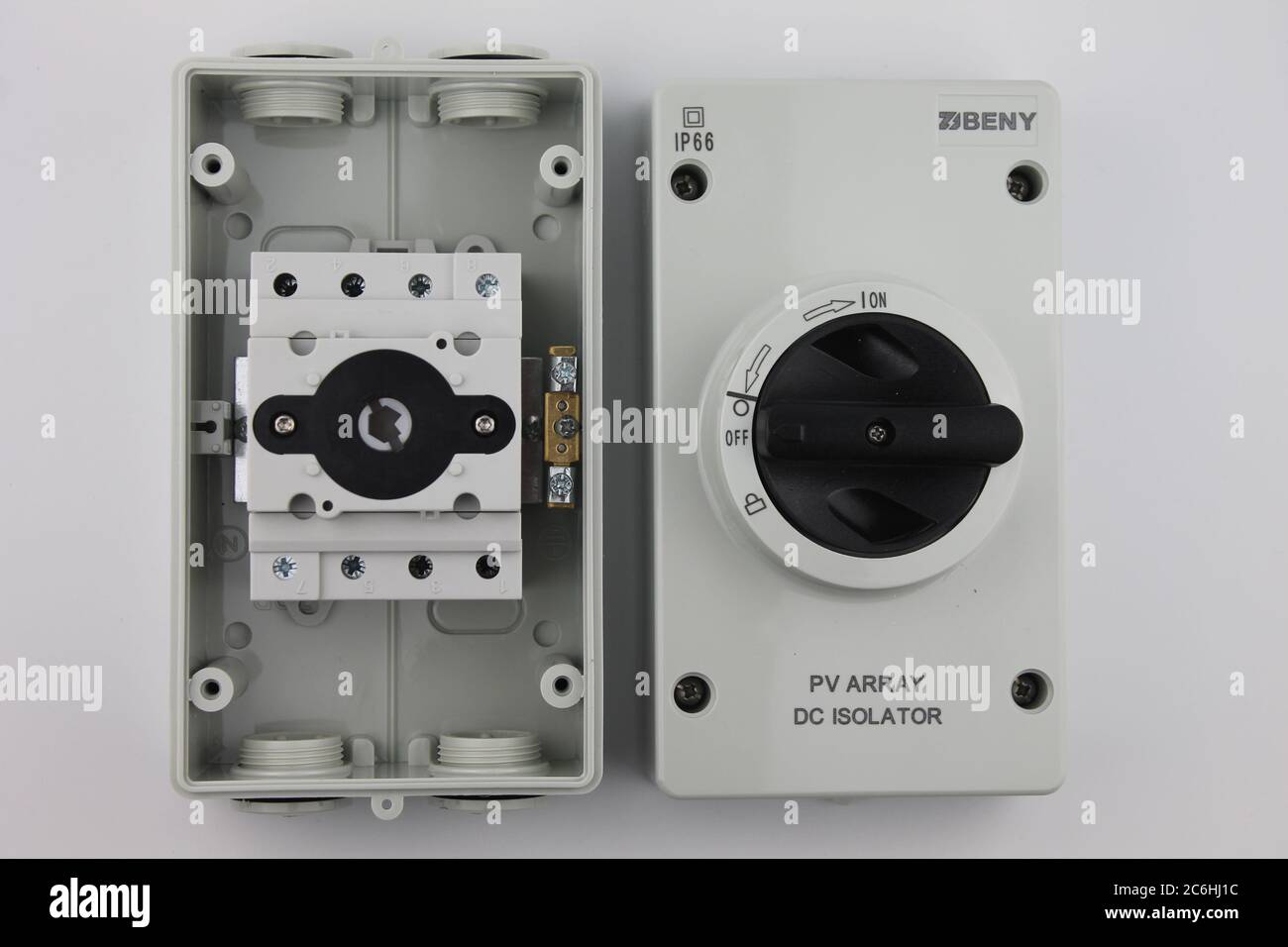 PV-Array dc-Isolator, Innenansicht des Layouts und der Anschlüsse und der externen Abdeckung, isoliert auf weißem Hintergrund Stockfoto