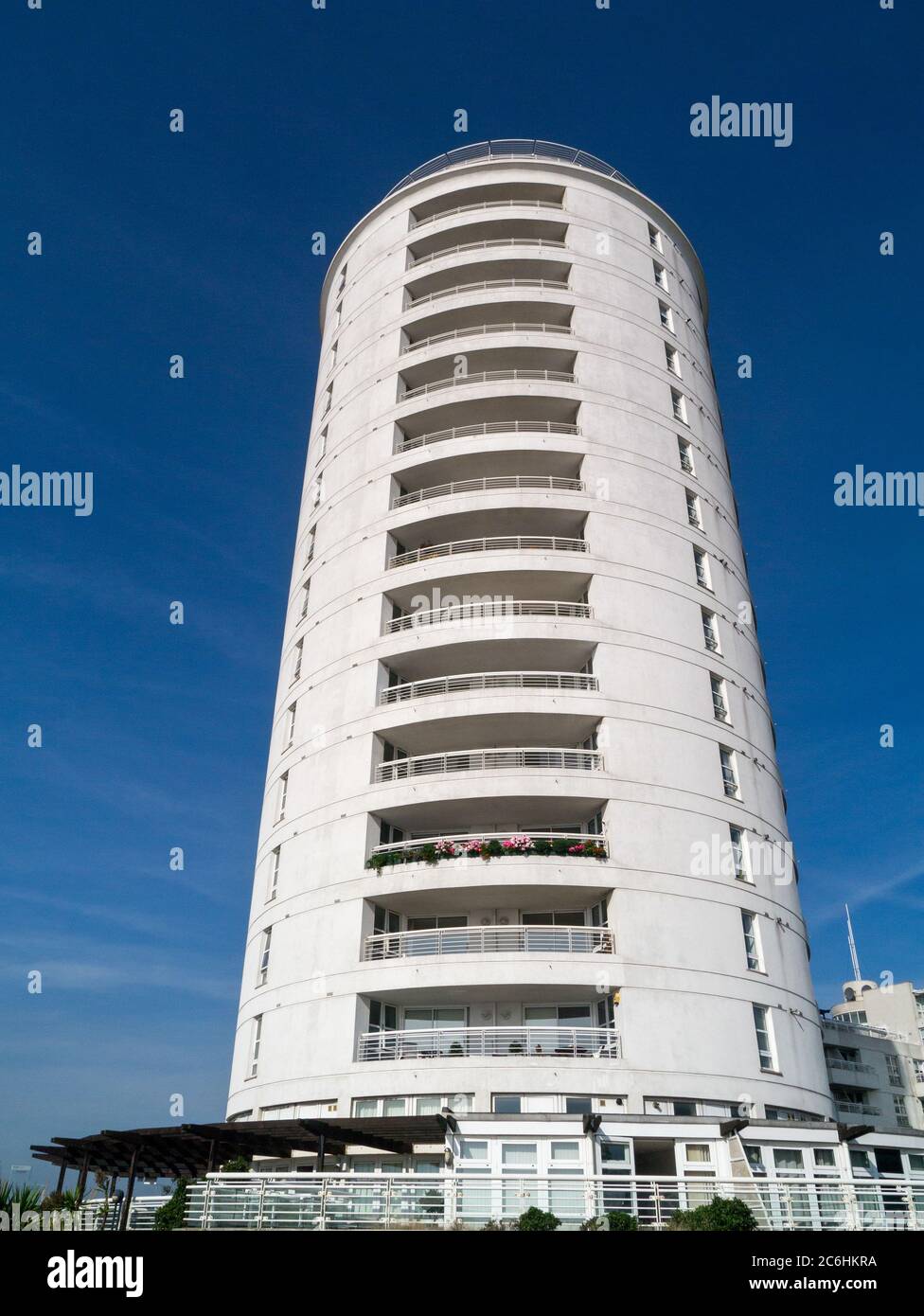 Moderne Wohnhäuser am nördlichen Ufer der Themse neben dem Thames Barrier Park, Newham, London, Großbritannien Stockfoto