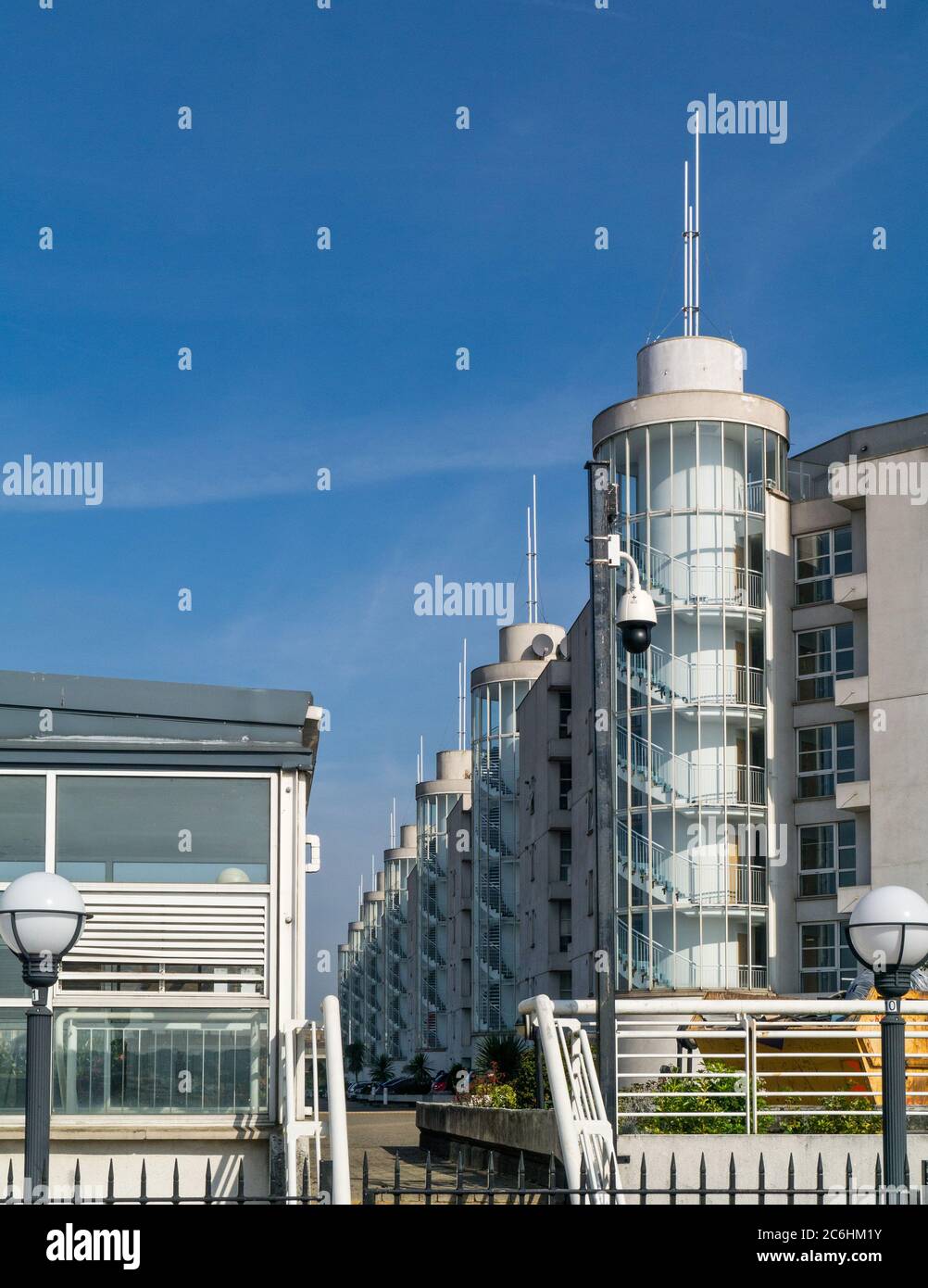 Moderne Wohnhäuser am nördlichen Ufer der Themse neben dem Thames Barrier Park, Newham, London, Großbritannien Stockfoto