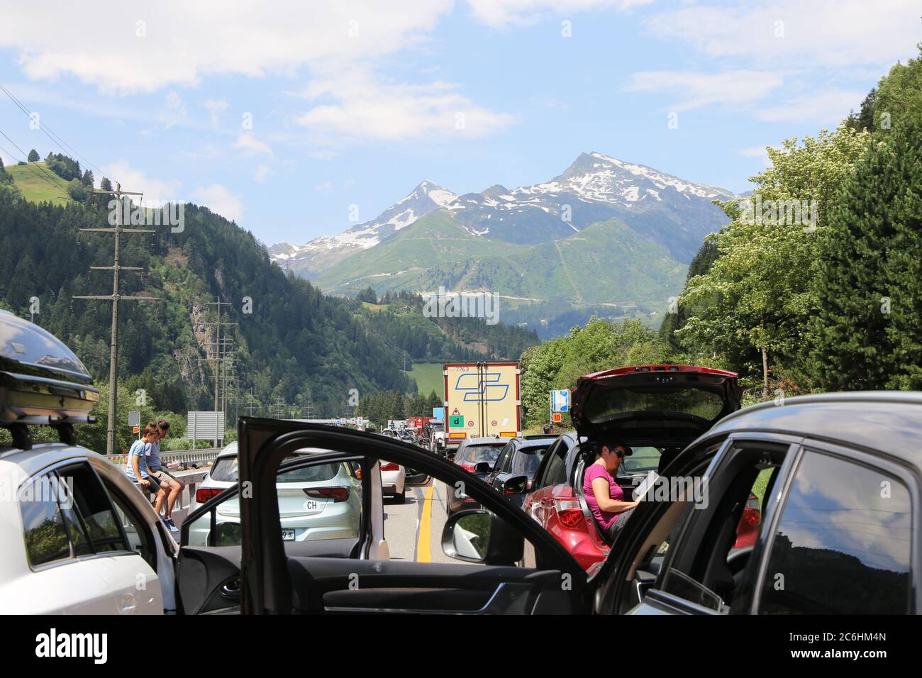 Stau nach Unfall im Gotthardtunnel (Autobahn 2, Tessin, Schweiz, 6. Juli 2019), nur redaktionelle Verwendung Stockfoto