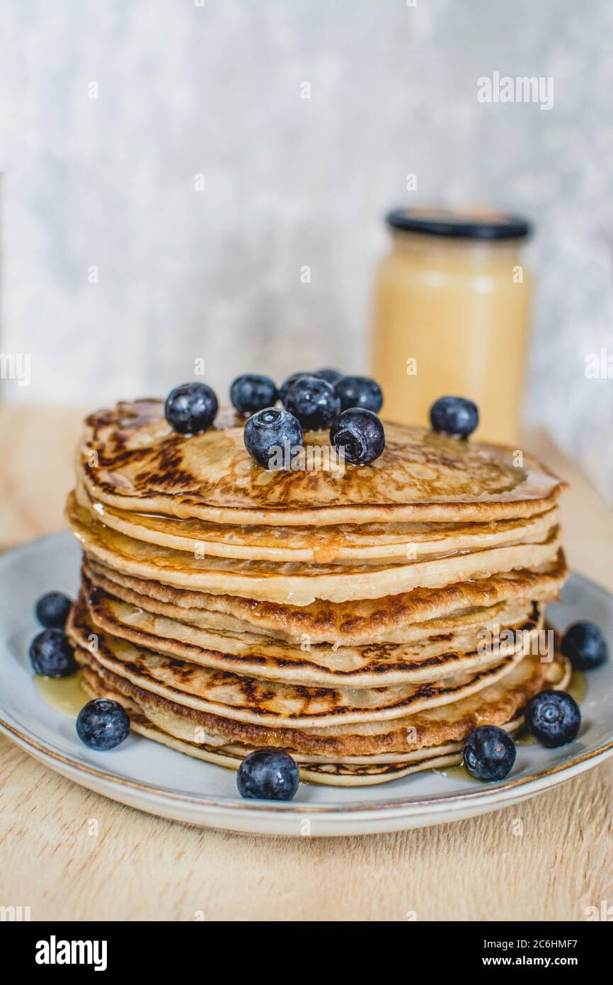 Hausgemachte leckere Pfannkuchen mit Honig und Heidelbeeren Stockfoto