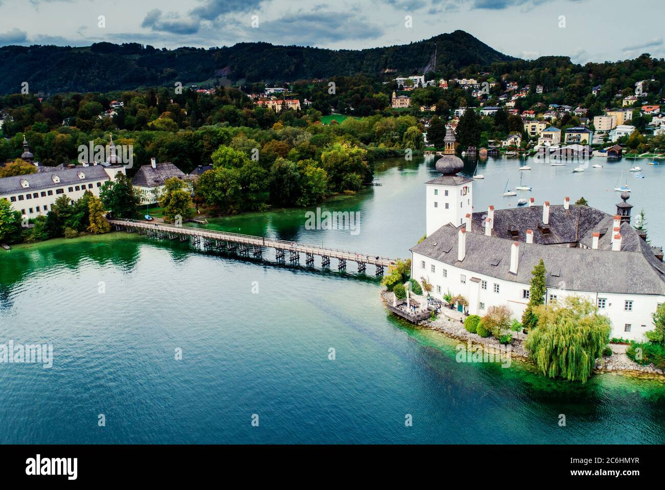Luftaufnahme von Gmunden Schloss mit Traunsee in Österreich Stockfoto