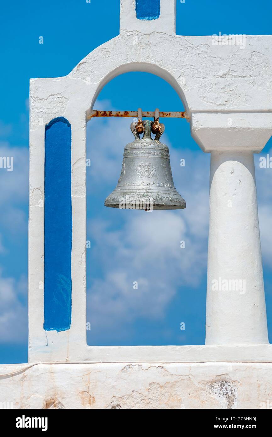 Santorini Griechenland, griechische Inseln, Kykladen. Kirchturm gegen einen blauen Himmel Stockfoto