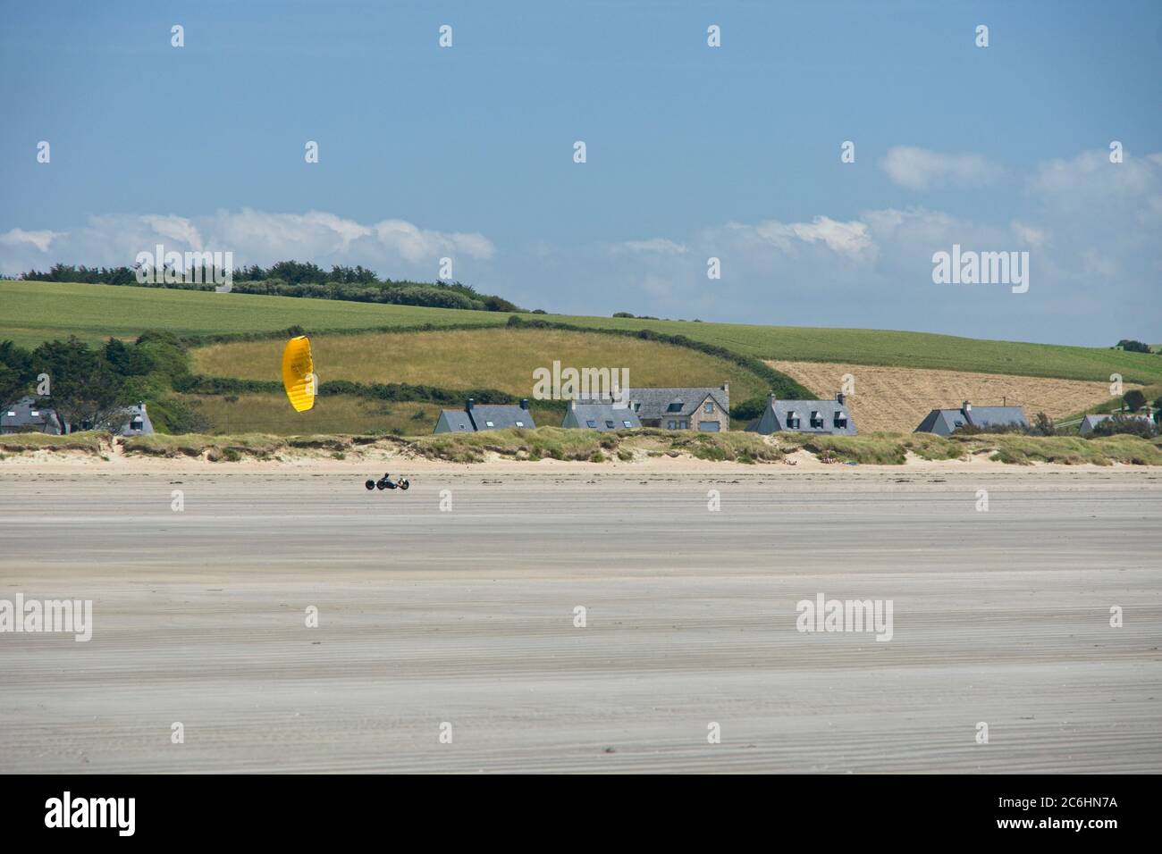 Strandbuggy auf Plage de Lestrevet in der Nähe von Pentrezin Bretagne Frankreich Stockfoto