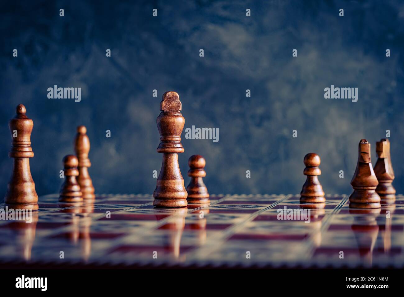 Figuren auf einem Schachbrett Stockfoto