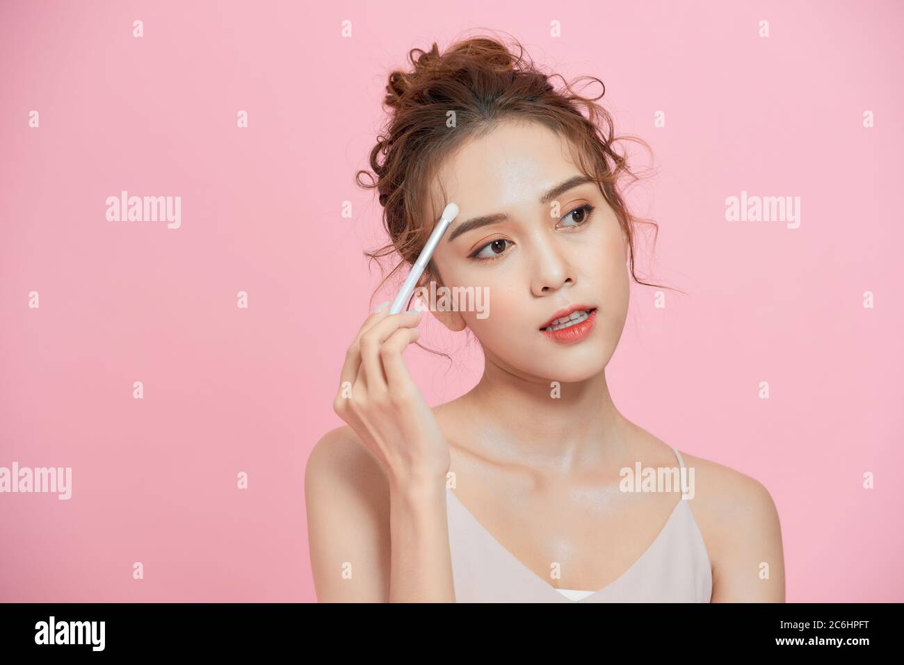 Attraktive Mädchen tun Make-up, Anwendung roygemon Gesicht. Make-up, Mode, Kosmetik. Stockfoto