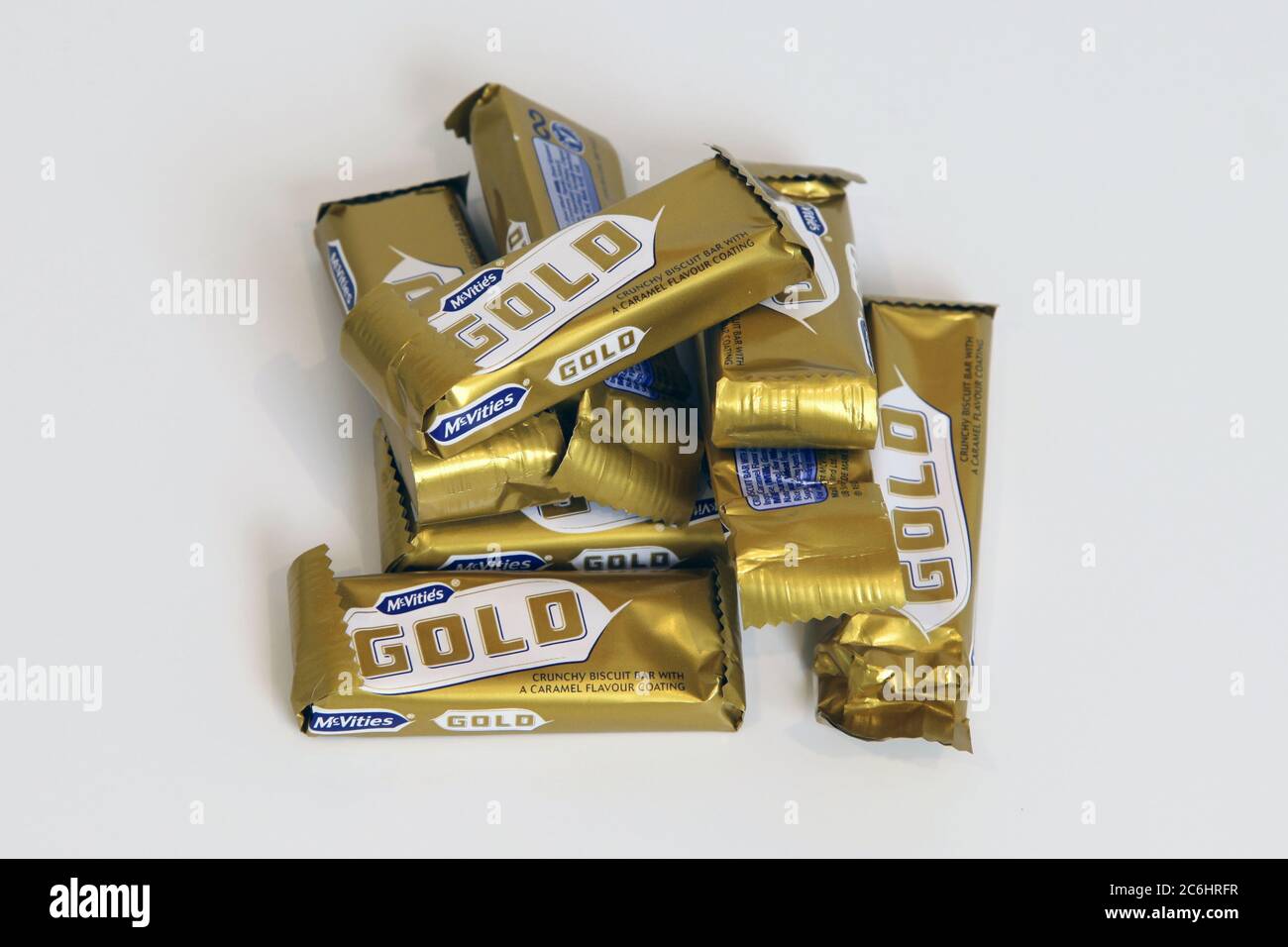 Ein Stapel von McVities Gold-Bars, Schokoriegel, in Verpackung. 2020 reduzierte Größe. Stockfoto