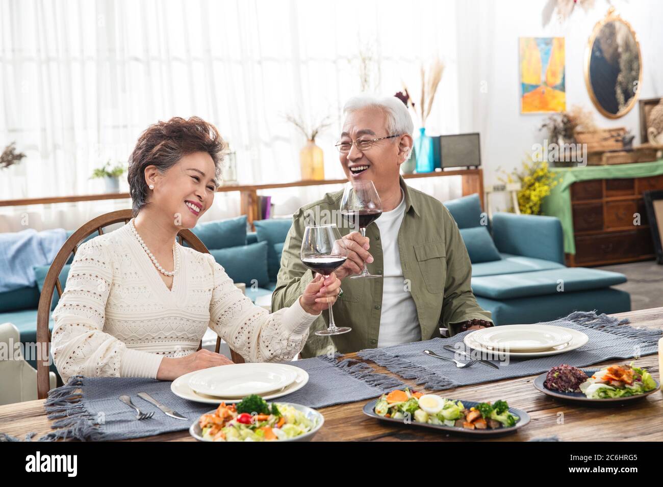 Paare mittleren Alters, die im Restaurant zum Abendessen trinken Stockfoto