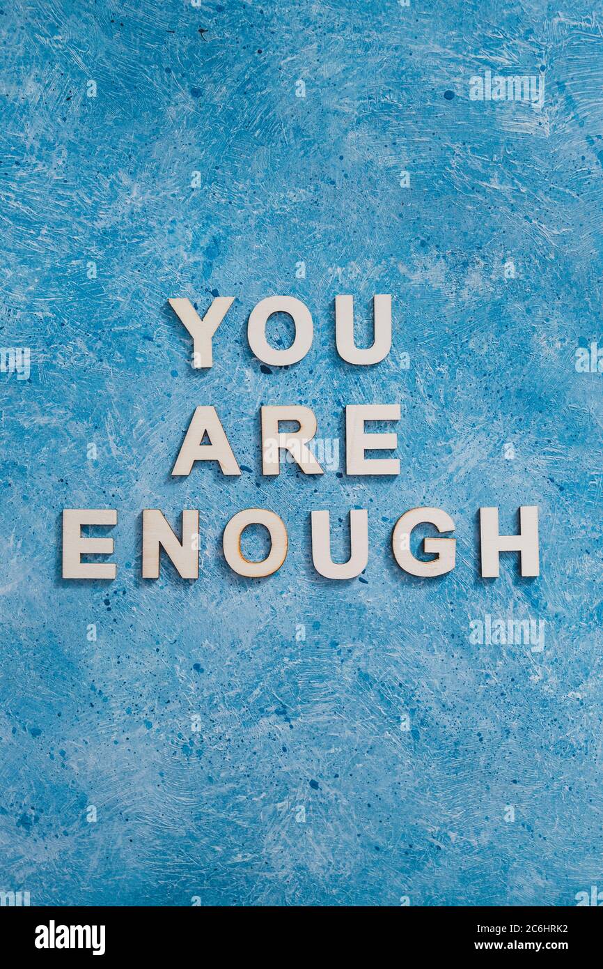 Psychische Gesundheit und Selbstwertgefühl Konzept, Sie sind enouugh Text mit blauem Hintergrund Stockfoto