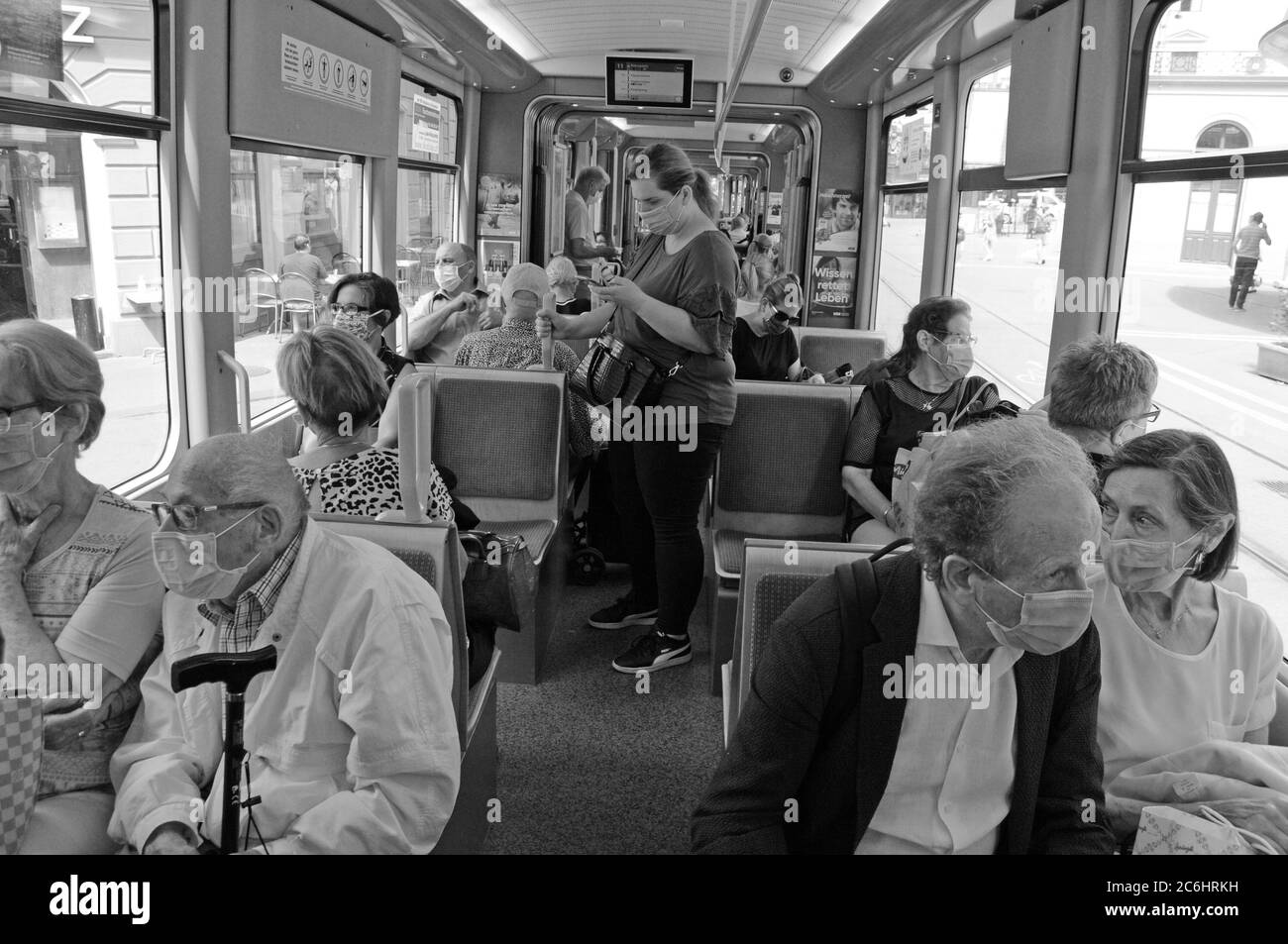 Schweiz: Gesichtsmasken sind in der Schweiz wie hier in Zürich City jetzt auch im öffentlichen Verkehr Pflicht Stockfoto