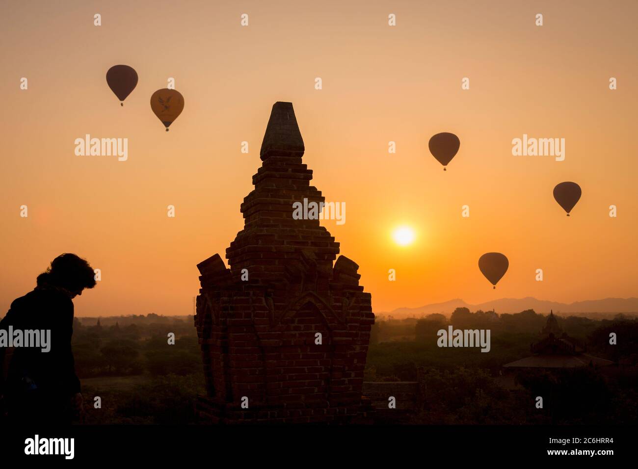 Heißluftballons bei Sonnenaufgang in Old Bagan, Myanmar Stockfoto