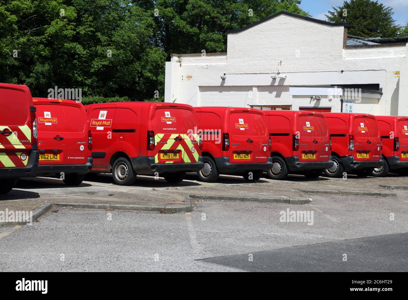 Royal Mail Lieferwagen geparkt in Leatherhead Sortierbüro, Leatherhead, Surrey, UK, Frühjahr 2020 Stockfoto