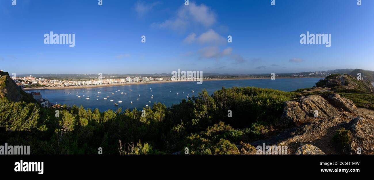 Panoramablick auf den Strand und die Bucht von São Martinho do Porto, in Portugal Stockfoto