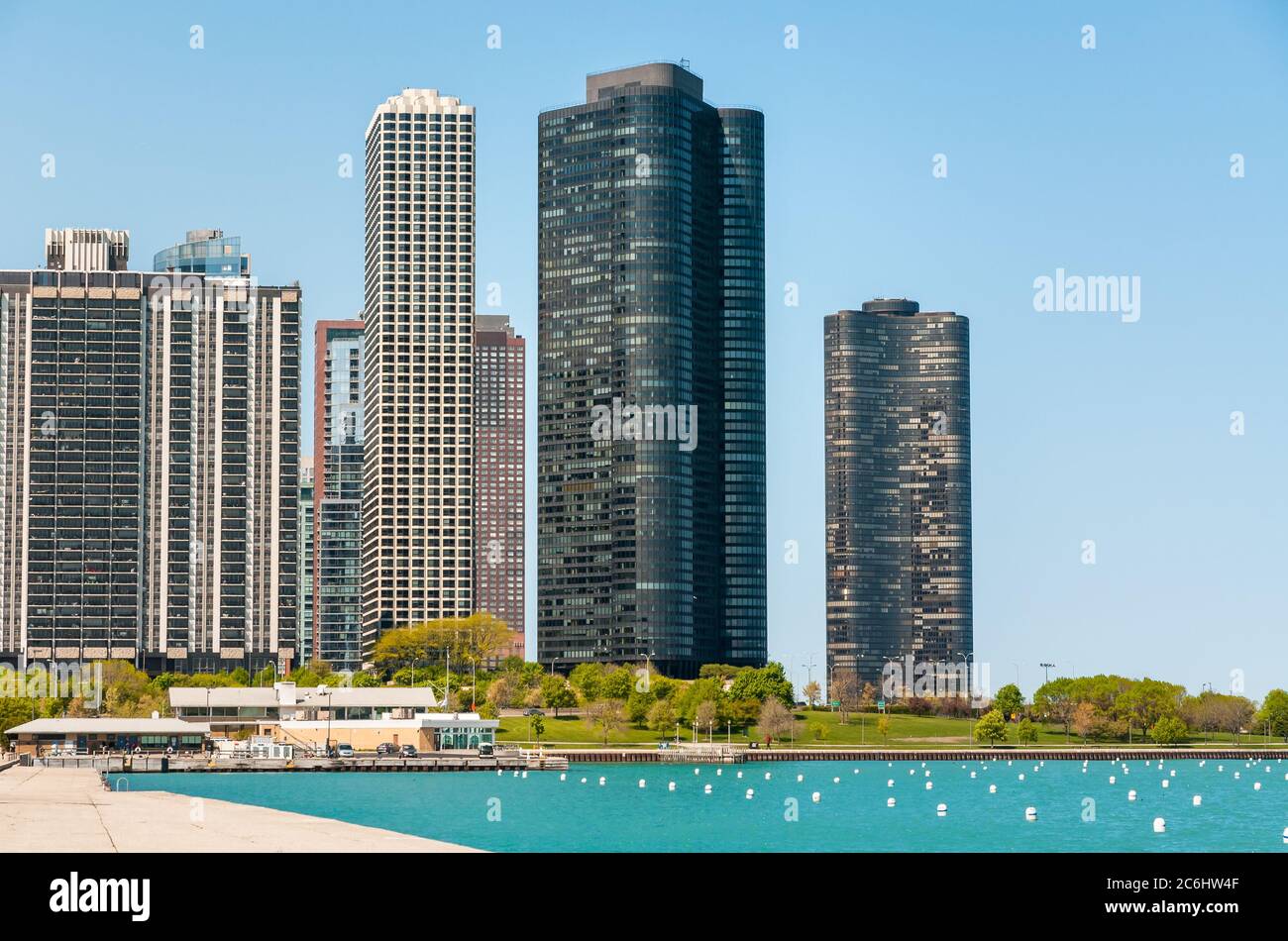 Blick auf Wolkenkratzer am Ufer des Lake Michigan in Chicago Downtown, Illinois, USA Stockfoto