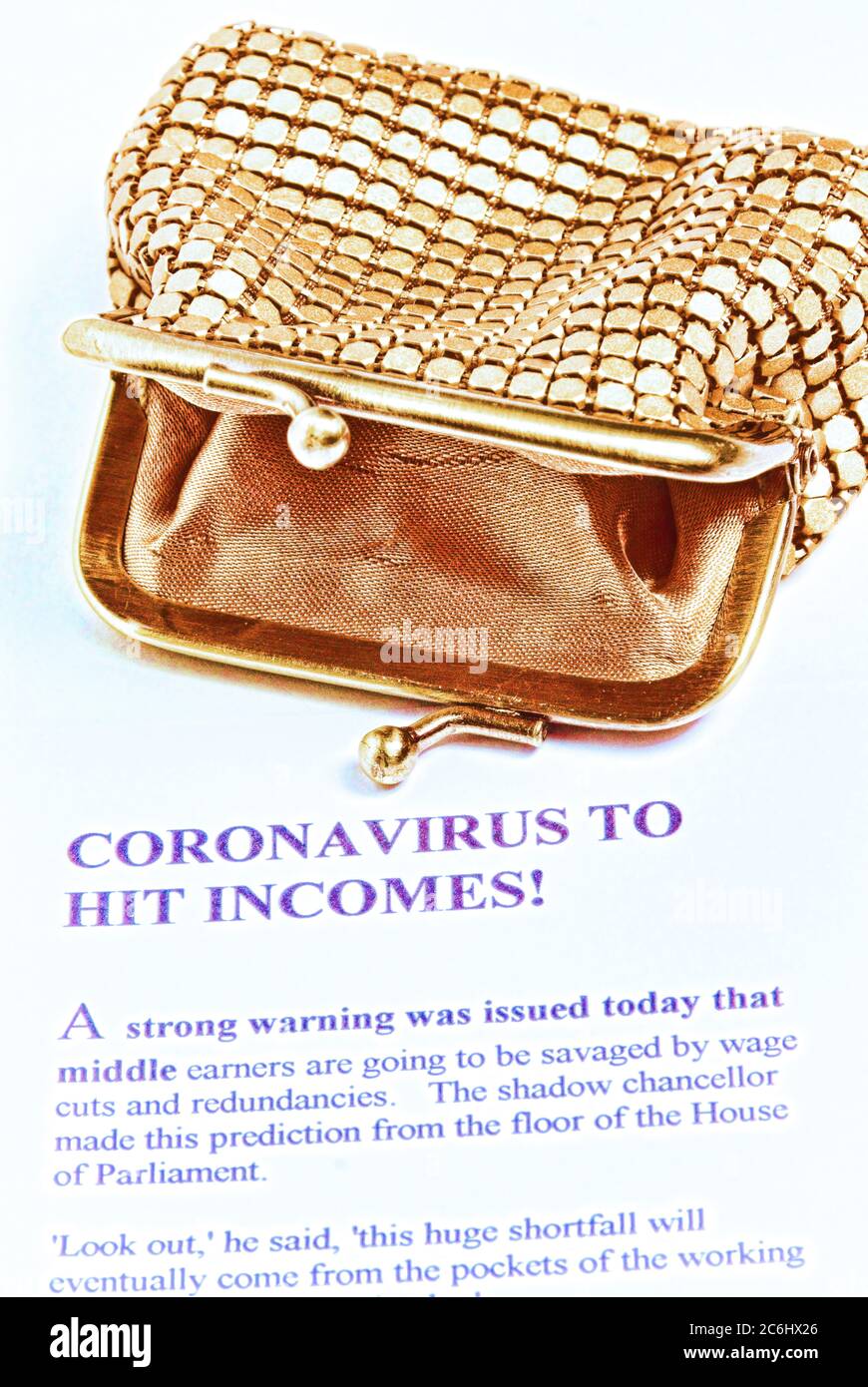 Bild des Finanzkonzepts. Kosten von Covid 19 zu Wirtschaft und Einsparungen. Leere Goldbörse. Imaginärer Artikel über die Kosten des Coronavirus für arbeitende Menschen. Stockfoto