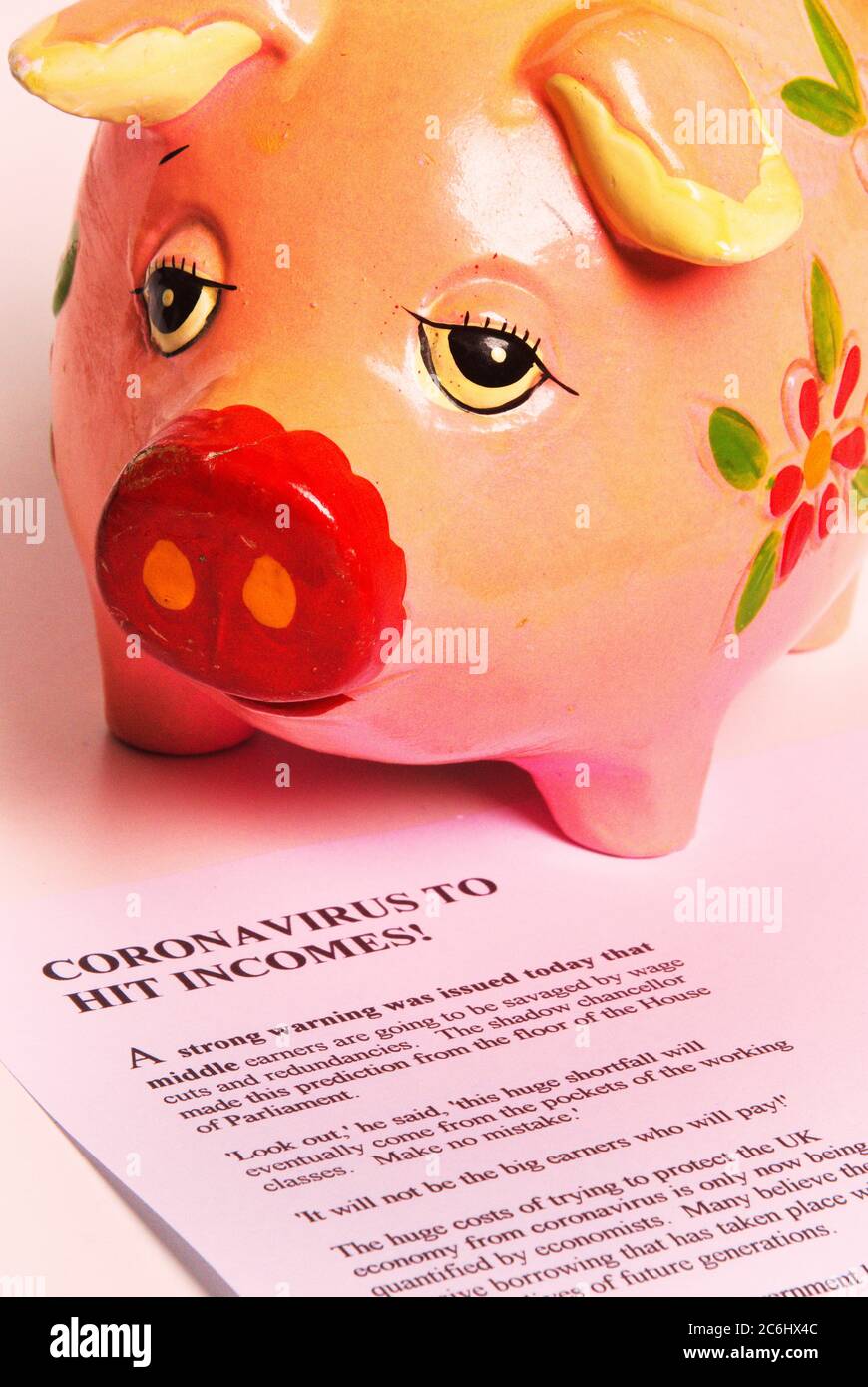 Bild des Finanzkonzepts. Kosten von Covid 19 zu Wirtschaft und Einsparungen. Traurige Sparschwein leere Geldbörse. Imaginärer Artikel über die Kosten des Coronavirus zur Arbeit Stockfoto