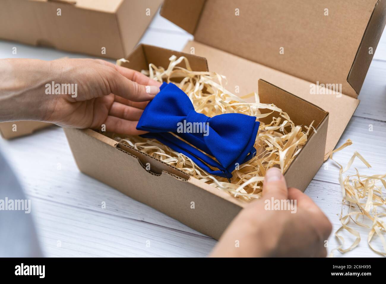 Nähhandwerk Business - Näherin Verpackung blau Stoff Fliege in Karton für den Versand Stockfoto