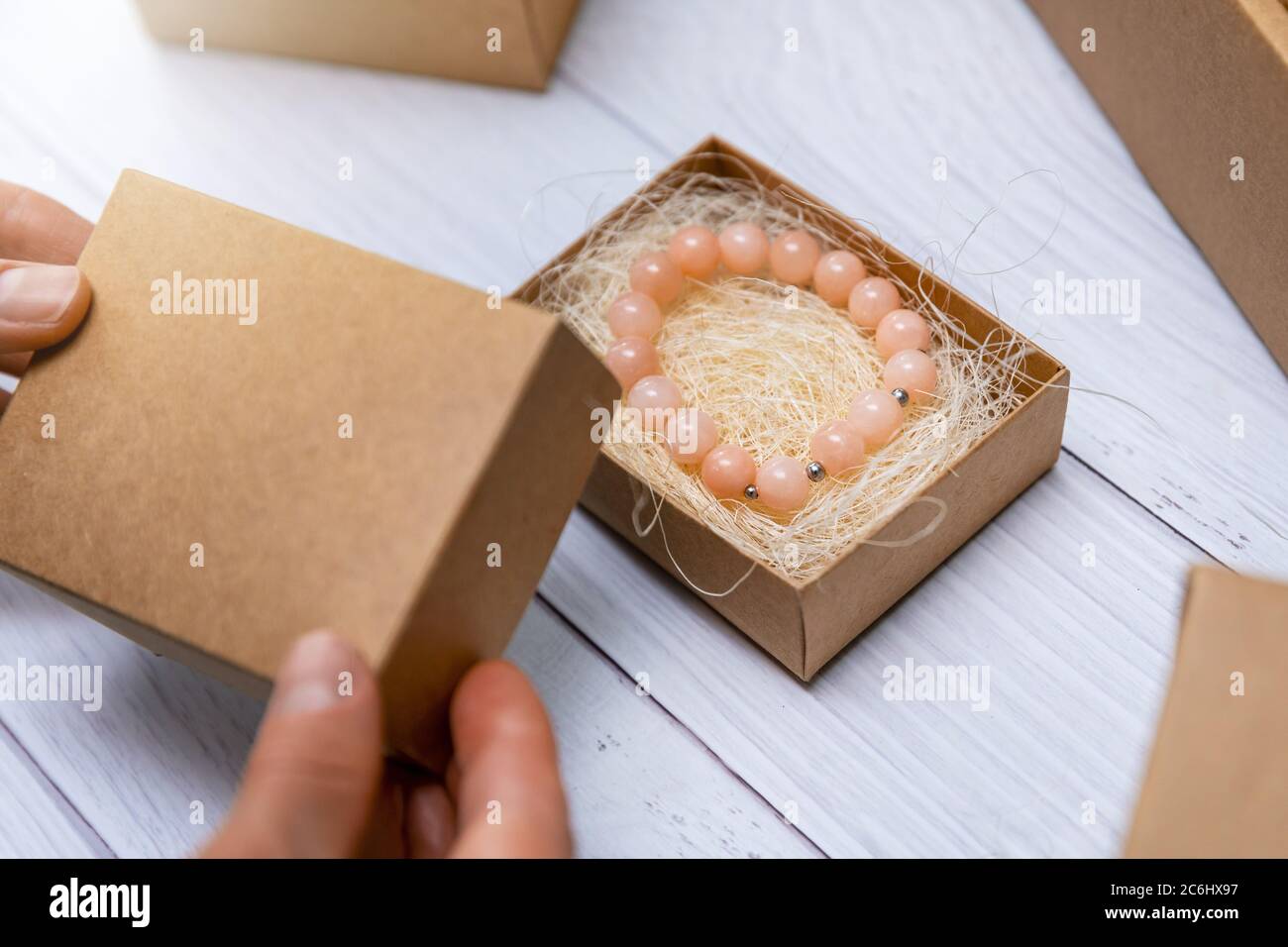 Handgemachte Schmuck Business - Frau Verpackung Perlarmband in Karton für den Versand Stockfoto