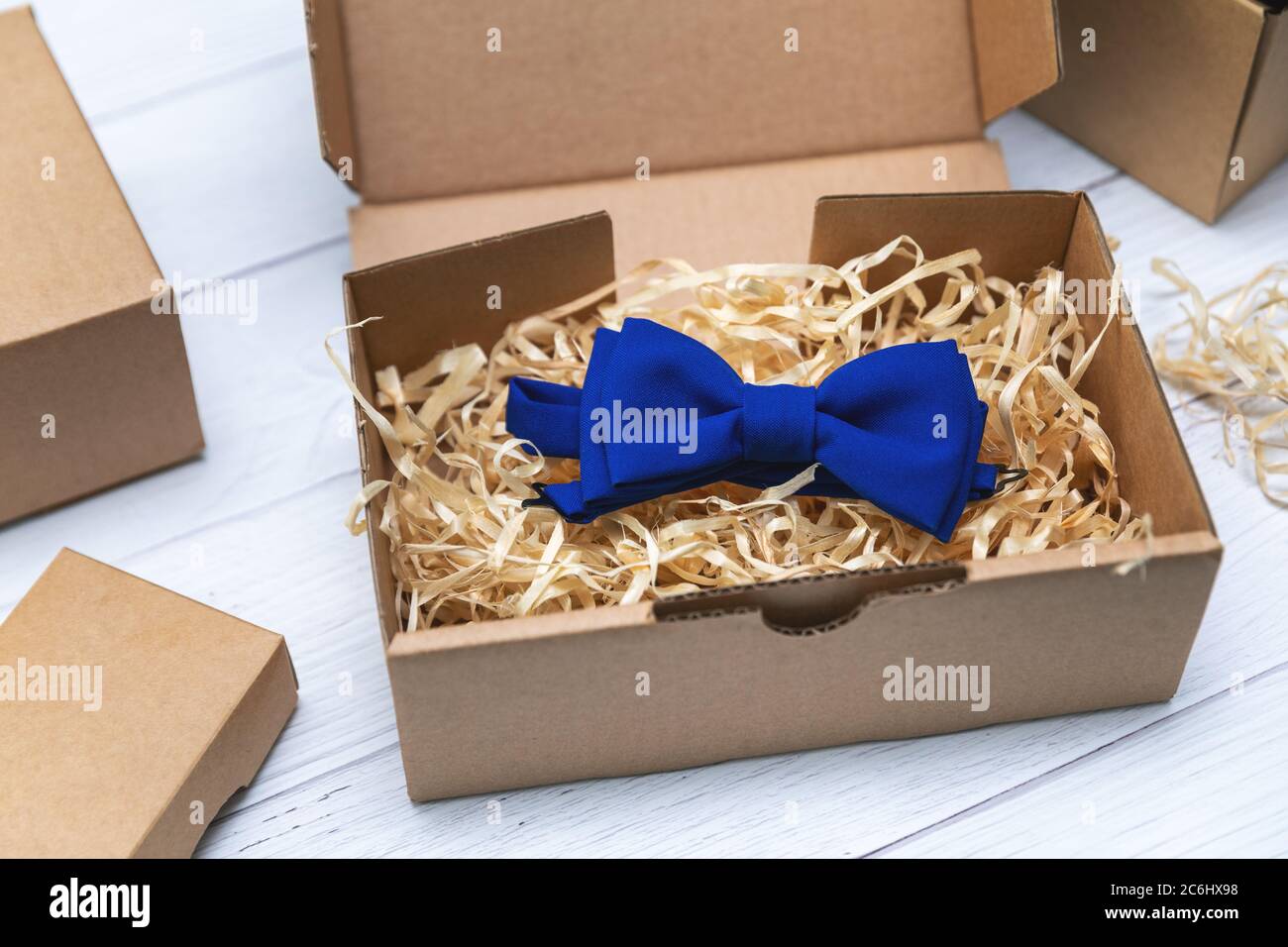 Nähkunst Handwerk Business - Verpackung blauen Stoff Fliege in Karton für den Versand Stockfoto