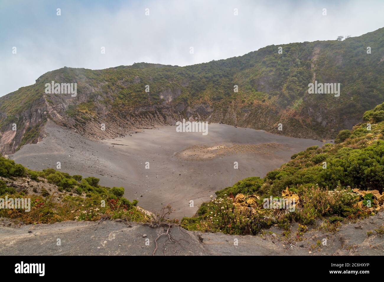 Blick in einen Vulkankrater, im Irazú Volcano National Park Stockfoto
