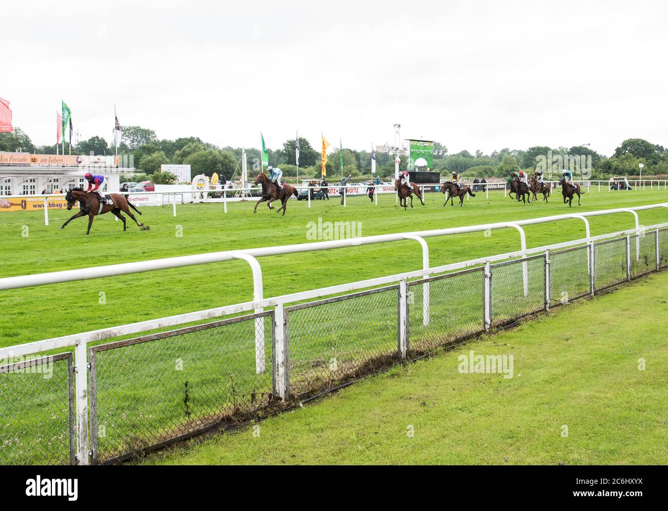 Hamburg Horn, Deutschland. Juli 2020. Pferderennen: Galopp, Derby Hamburg: Im Regen galoppieren die Jockeys auf ihren Pferden über die Strecke. Aufgrund der Corona-Pandemie wird das Galopptreffen auf drei Tage verkürzt und findet erstmals ohne Zuschauer statt. Quelle: Daniel Bockwoldt/dpa/Alamy Live News Stockfoto