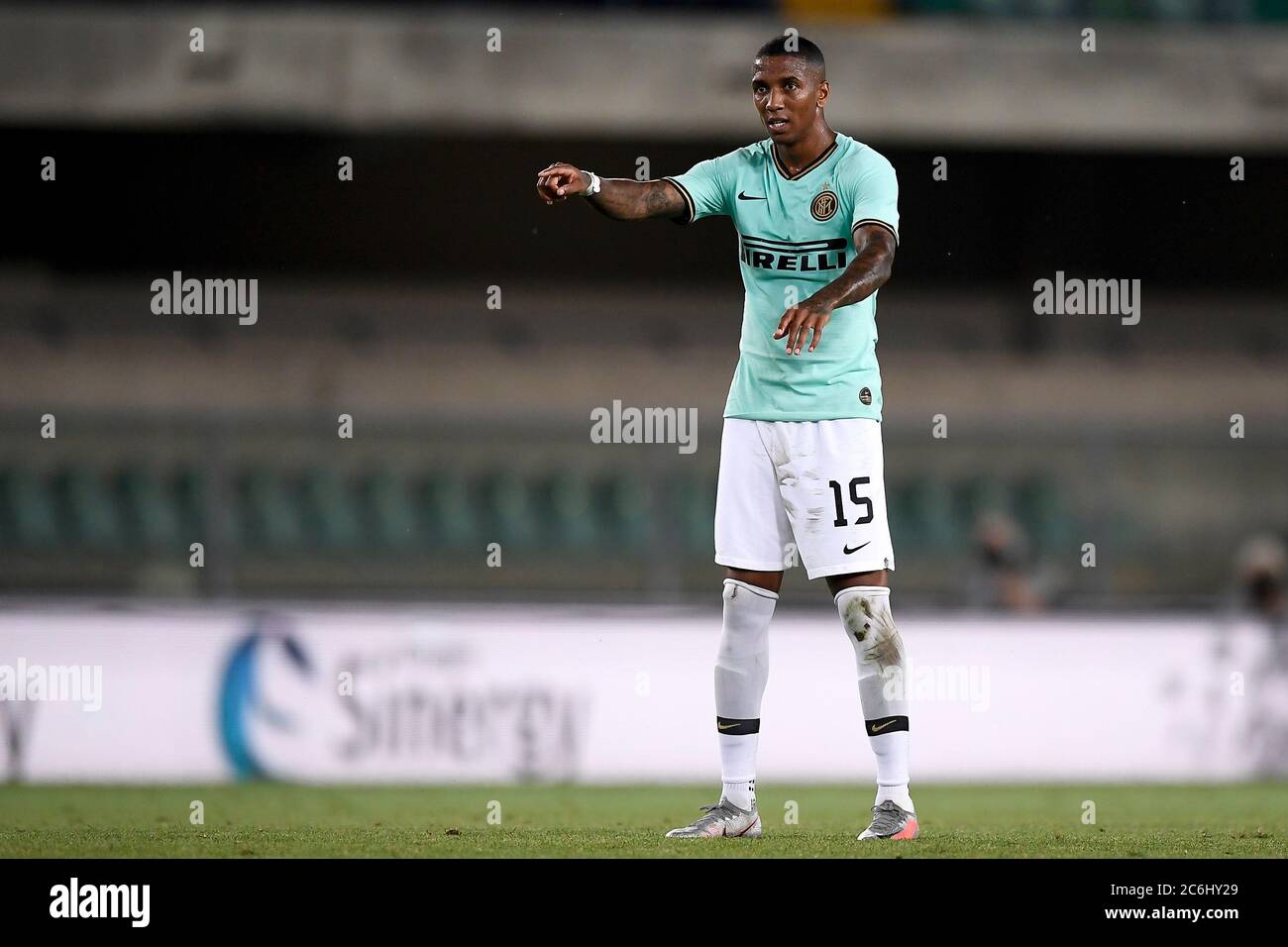 Verona, Italien - 09. Juli 2020: Ashley Young vom FC Internazionale Gesten während der Serie A Fußballspiel zwischen Hellas Verona und FC Internazionale. Das Spiel endete mit einem 2-2 Unentschieden. Quelle: Nicolò Campo/Alamy Live News Stockfoto