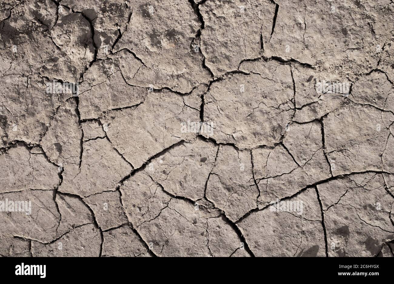 Trockenheit des trockenen Landes. Umweltproblem der Trockenheit und Dürre, die zu negativer Wüstenbildung führen. Der Boden ist geknackt und versengt Stockfoto