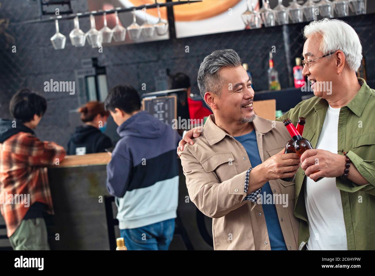 Glückliche alte Brüder, Bier zu trinken Stockfoto