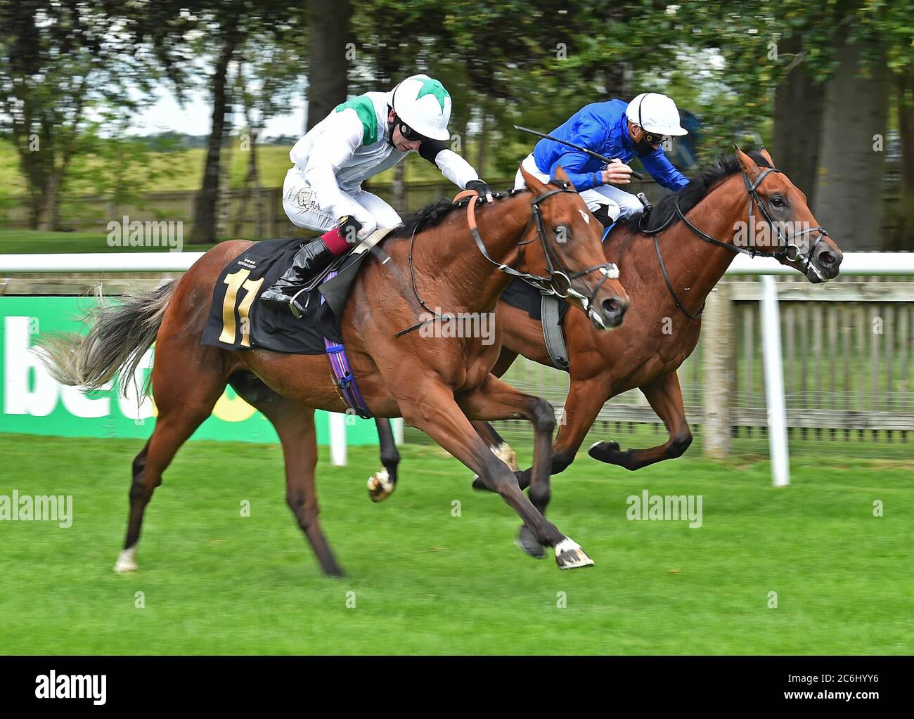 Youth Spirit und Oisin Murphy (links) gewinnen die zwischen 365 britischen EBF Maiden Stakes von Naval Crown und James Doyle während des zweiten Tages des Moet and Chandon July Festivals auf der Newmarket Racecourse. Stockfoto