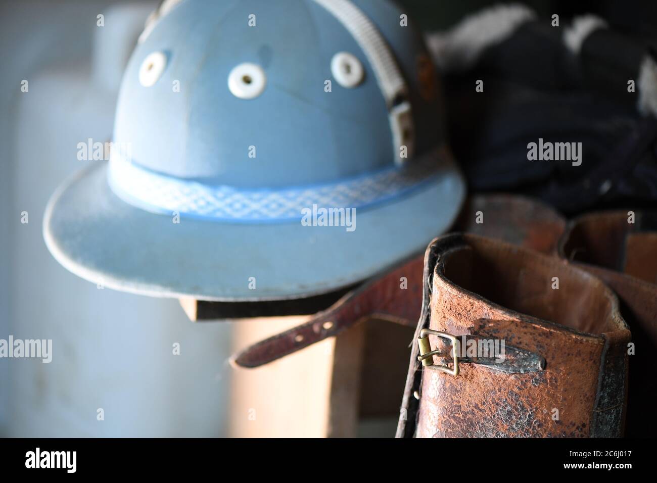 Reiten Polo Ausrüstung Stiefel, Steigbügel Halfter, Bits, Hüte, tack, Schlägel Polo Schlägel Stockfoto