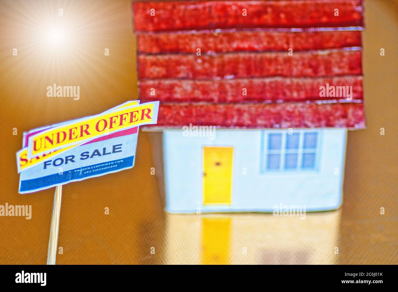 Bild des Finanzkonzepts. Habe Haus gekauft. Für Verkauf Zeichen genommen, abgedeckt. Im Angebot. Golden Base. Idee zuerst zu Hause, gekauft, Freude, Freude am Kauf Stockfoto