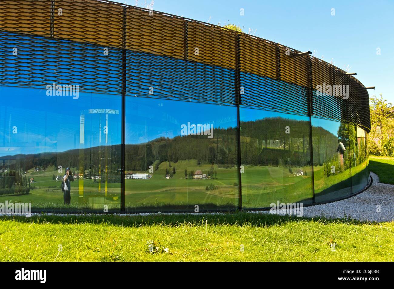 Die Landschaft des Vallee de Joux spiegelt sich im Fenster des Audemars Piguet Uhrenmuseums, Le Brassus, Waadt, Schweiz Stockfoto