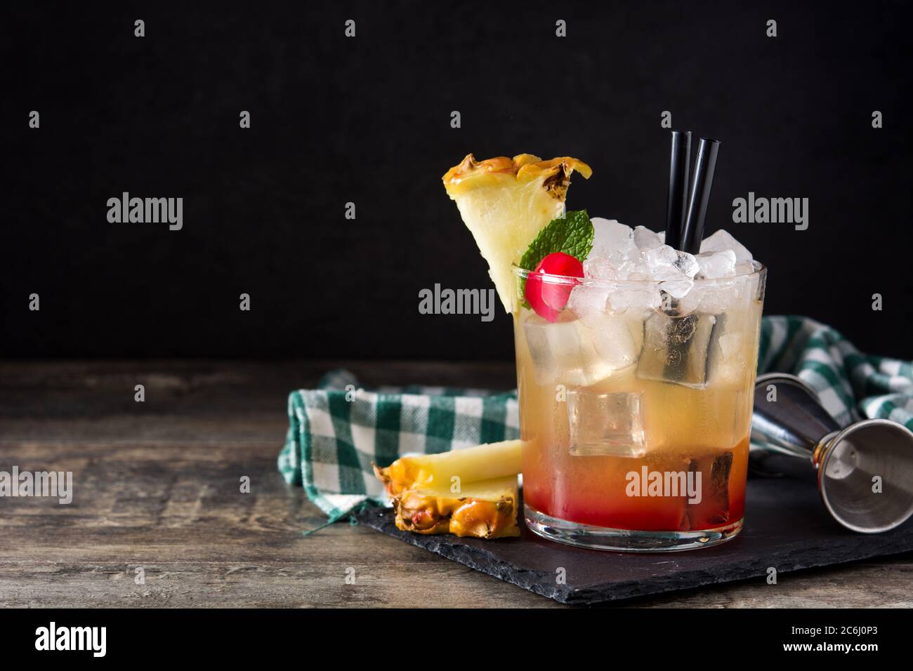 Kalter Mai Tai Cocktail mit Ananas und Kirsche auf Holztisch. Stockfoto