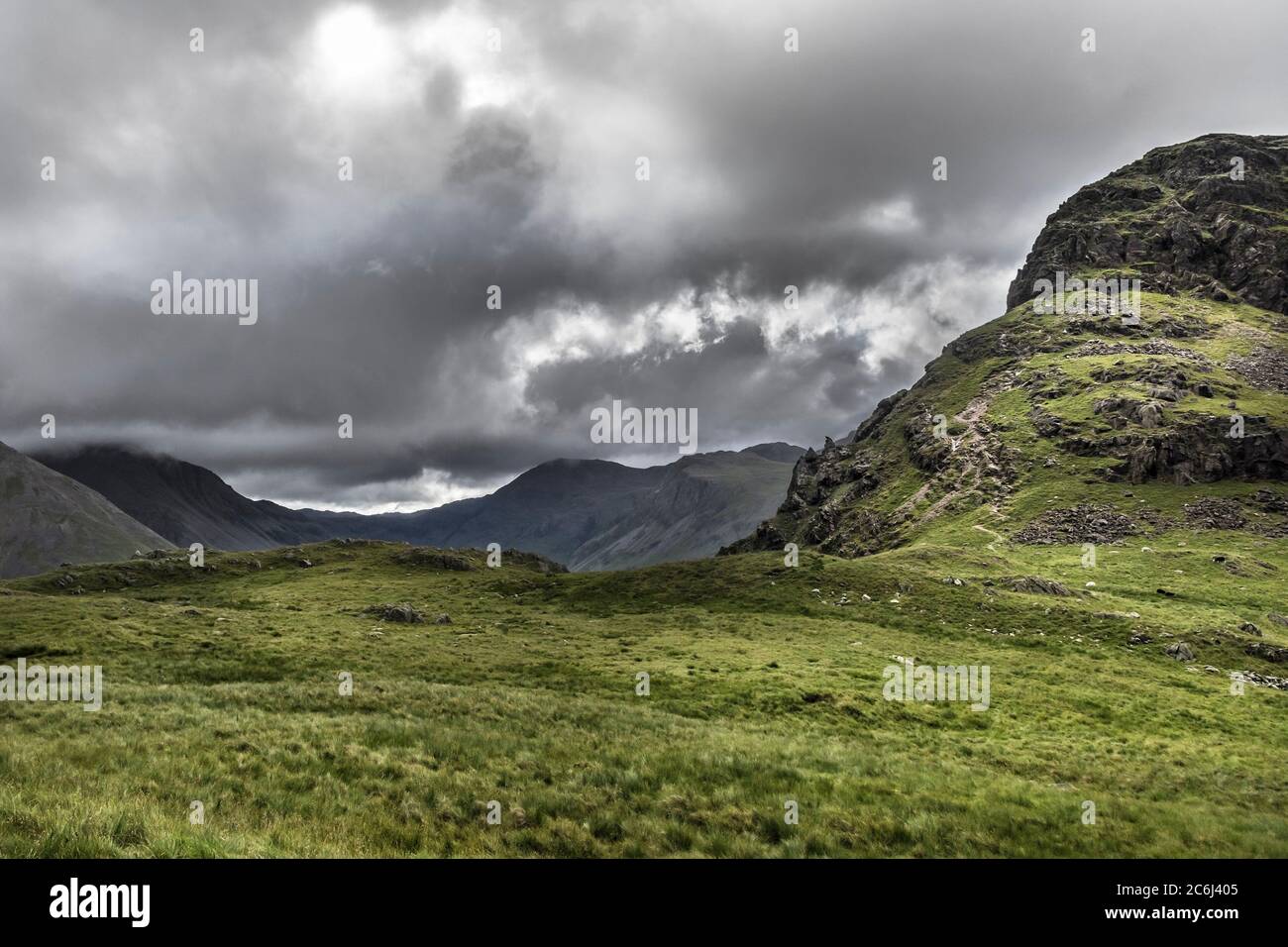 Stormy Skies über Sty Head Pass, von den Lower Hängen von Yewbarrow in Dore Head, Wasdale, Lake District, Cumbria, Großbritannien Stockfoto