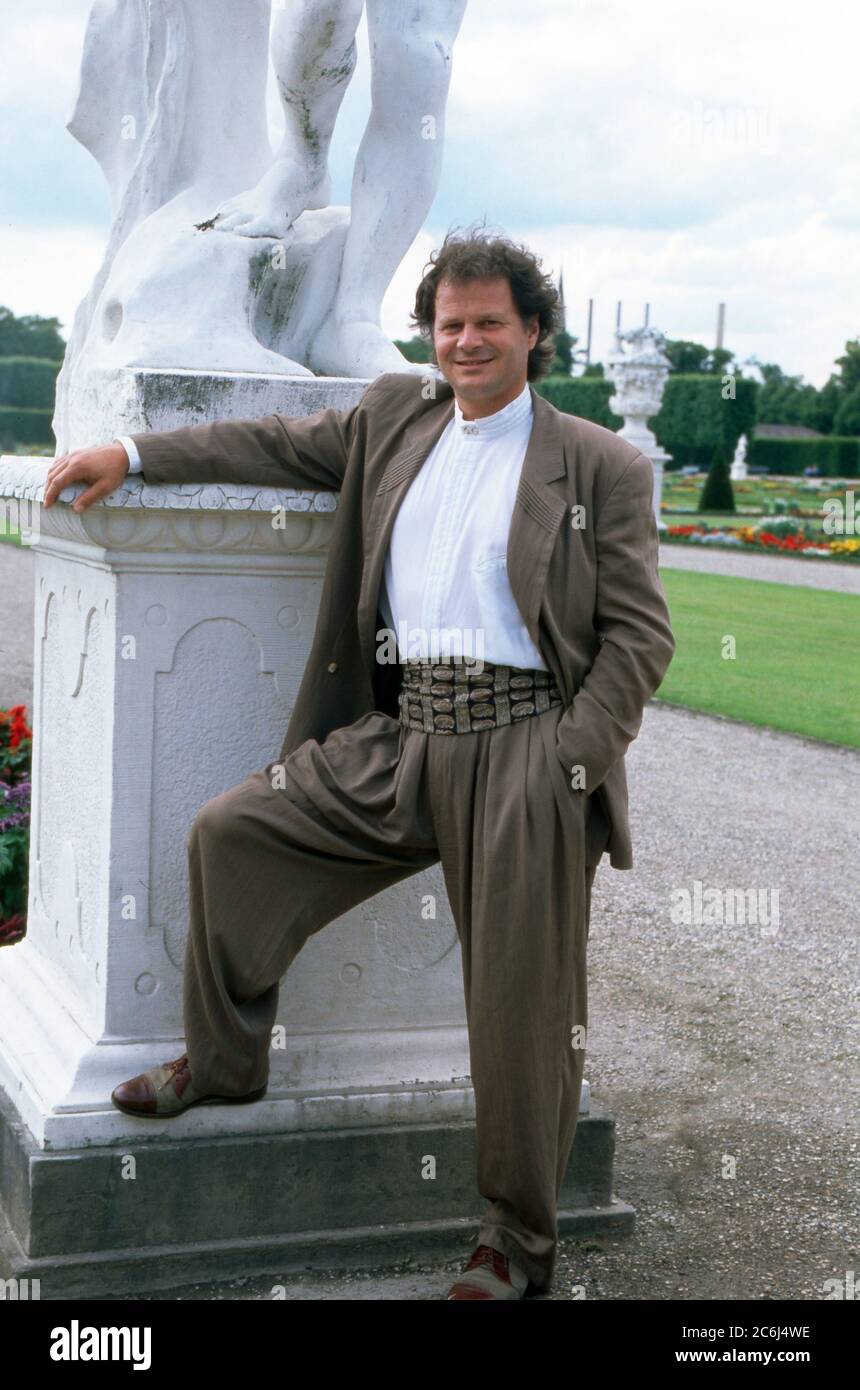 Heimatmelodie, volkstümliche Musiksendung aus den Herrenhäuser Gärten in Hannover, Deutschland 1990, Gaststar: Opernsänger Ludwig Baumann Stockfoto