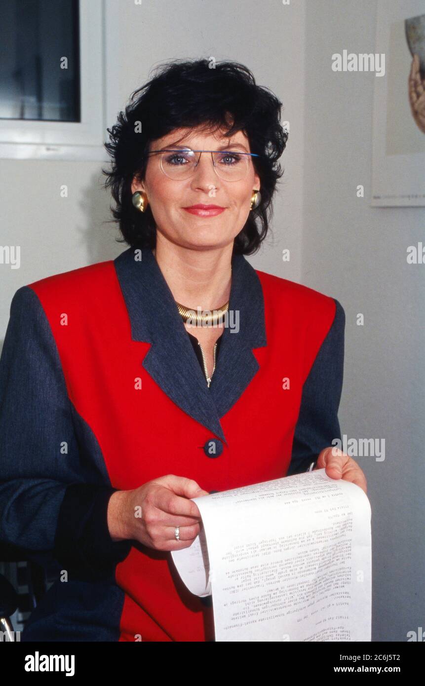 Sabine Elke Geisen, deutsche Fernsehmoderatorin, arbeitet in der Redaktion mit für die Sendung 'Hessen heute' beim Hessischen Rundfunk in Frankfurt, Deutschland 1993. Stockfoto