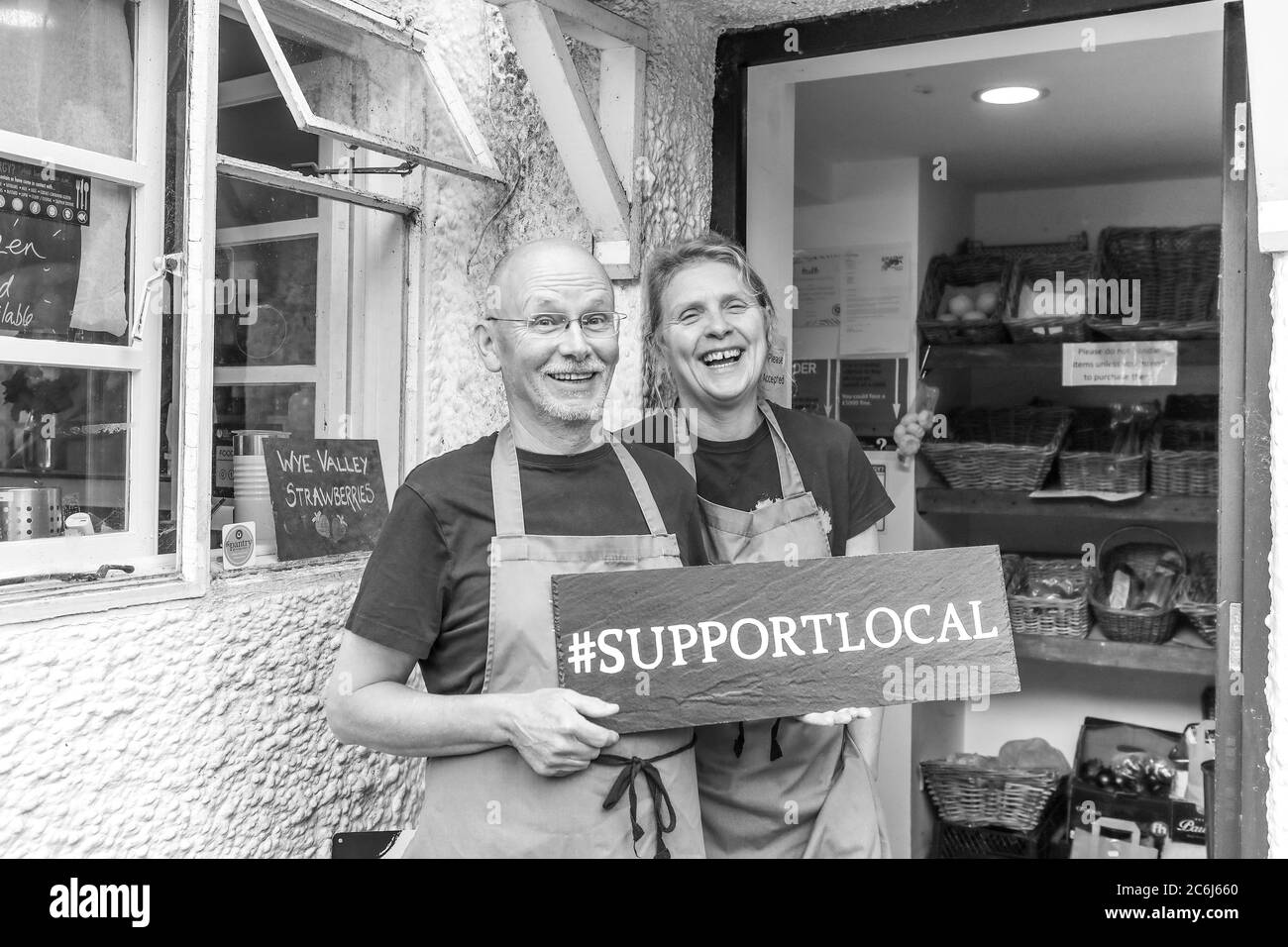 John & Diana im Pantry. Kleiner lokaler Laden, der lokale Käsesorten, Cinderhill Farm-Produkte und frisches Obst und Gemüse verkauft. Stockfoto