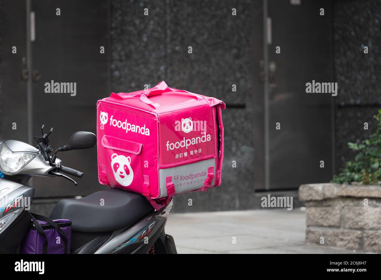 Taipei, Taiwan - März 2020 : Food Panda Box auf einem Motorrad, Lieferservice in Taipei, Taiwan Stockfoto