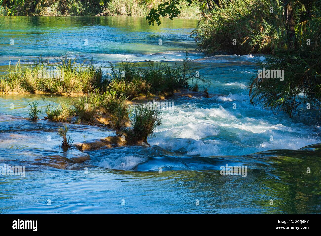 Blick auf Wasser, das über Felsen herabfällt Stockfoto